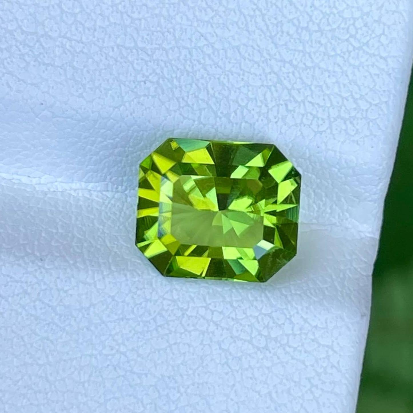 Women's or Men's Essence of Apple Green Peridot Stone 3.35 carats Radiant Cut Pakistani Gemstone For Sale