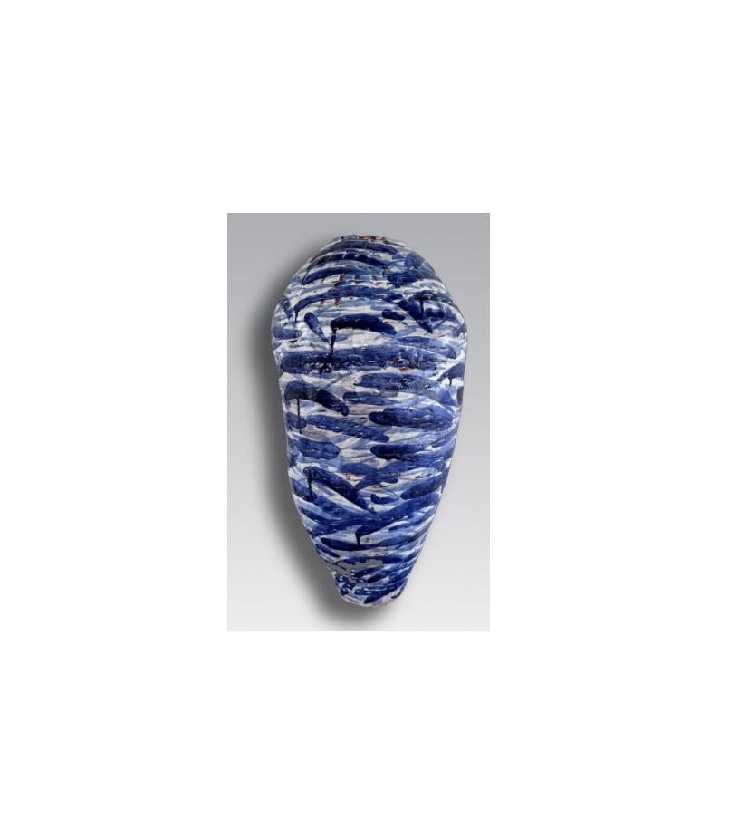 Essence of Form Pinselstrich Kobaltblaue handgefertigte Vase von Onofrio Acone
Unverwechselbar
Abmessungen: Ø 30 x H 55 cm. 
MATERIALIEN: Keramisch. 

FORMKERN
Eine exklusive mediterrane Collection für die Gallerie Philia

Für diese exklusive