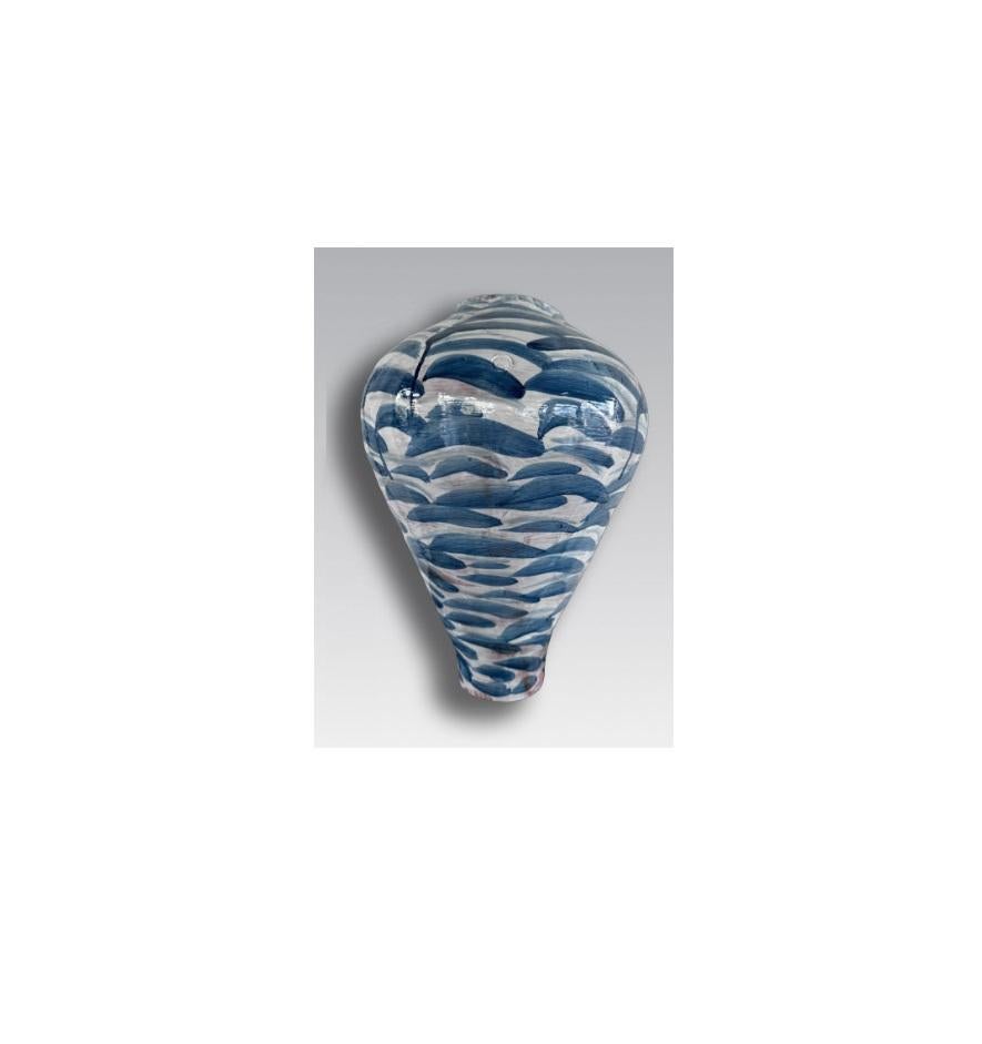Essenz der Form Pinselstrich Ozeanblaue handgefertigte Vase von Onofrio Acone
Unverwechselbar
Abmessungen: Ø 35 x H 45 cm. 
MATERIALIEN: Keramisch. 

FORMKERN
Eine exklusive mediterrane Collection für die Gallerie Philia

Für diese exklusive