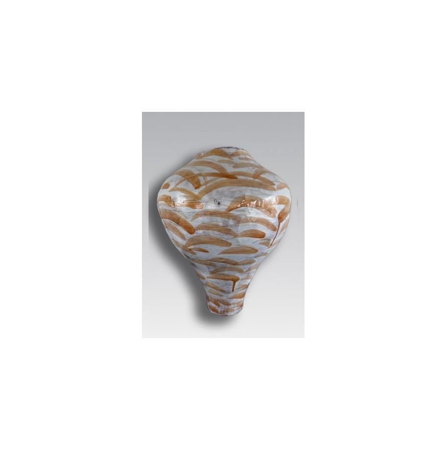 Essenz der Form Ockergelbe handgefertigte Vase von Onofrio Acone mit Pinselstrich
Unverwechselbar
Abmessungen: Ø 38 x H 45 cm. 
MATERIALIEN: Keramisch. 

FORMKERN
Eine exklusive mediterrane Collection für die Gallerie Philia

Für diese exklusive