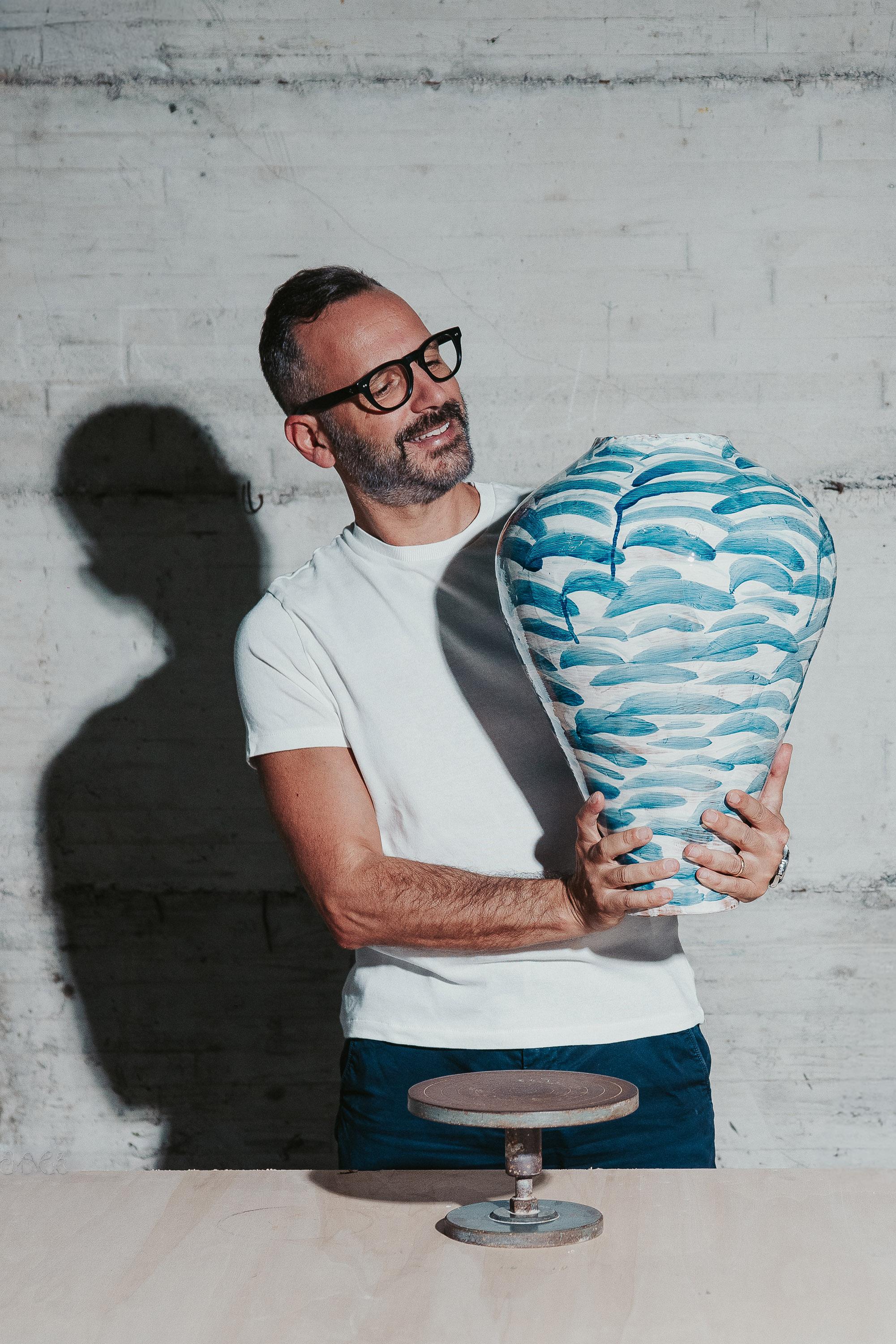 Essenz der Form Ockergelbe handgefertigte Vase von Onofrio Acone mit Pinselstrich im Zustand „Neu“ im Angebot in Geneve, CH
