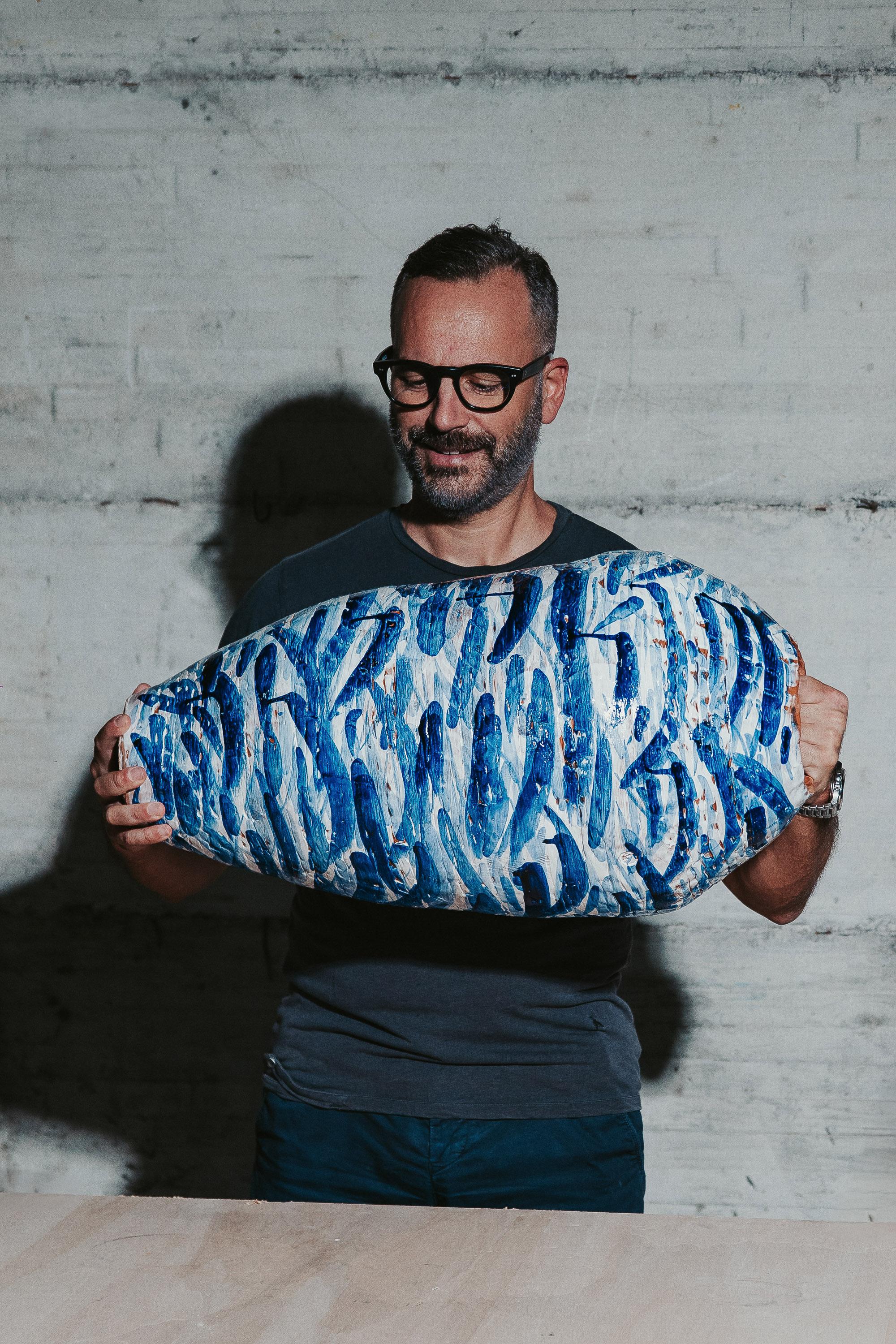 Essenz der Form Ockergelbe handgefertigte Vase von Onofrio Acone mit Pinselstrich (Keramik) im Angebot