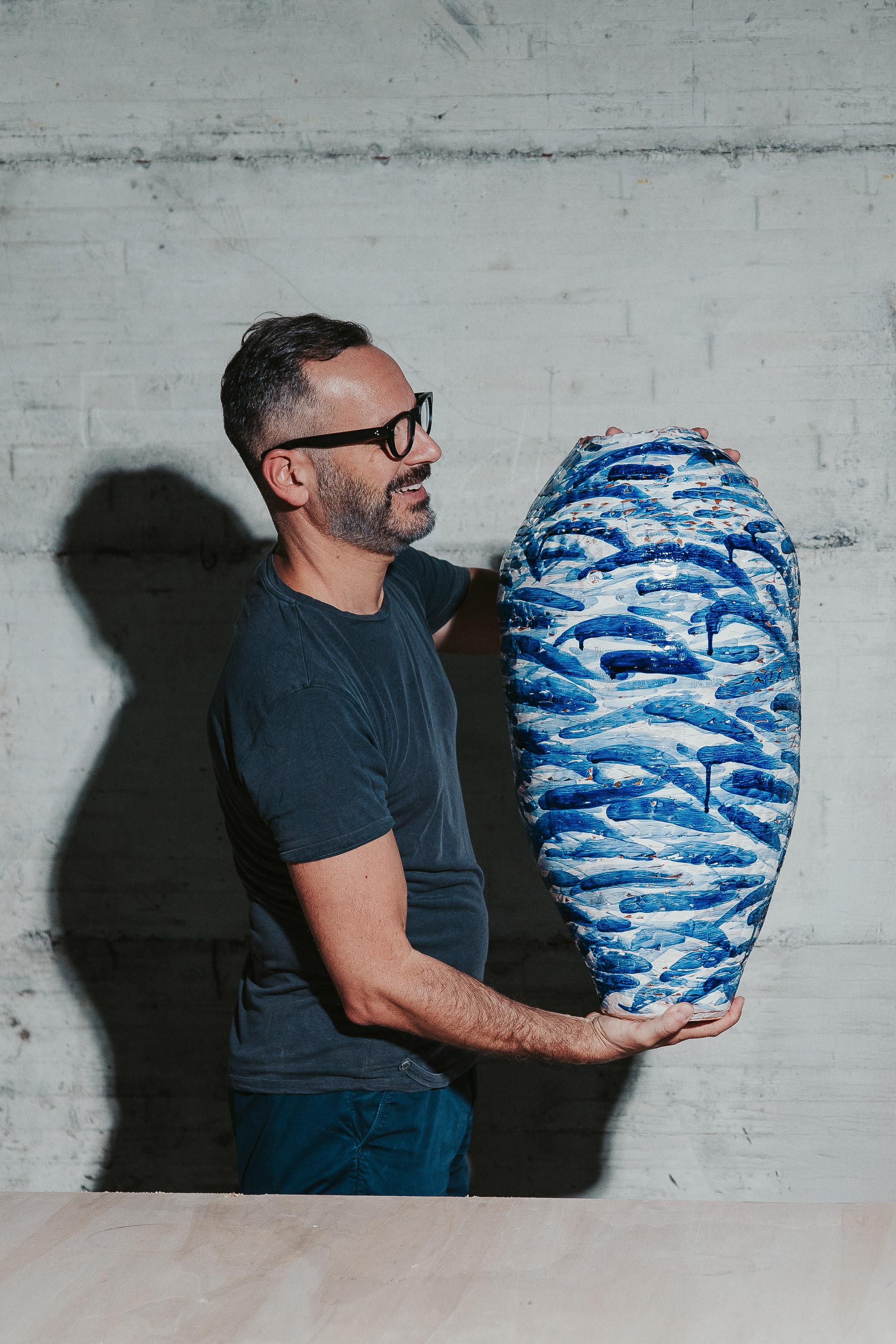 Essenz der Form Ockergelbe handgefertigte Vase von Onofrio Acone mit Pinselstrich im Angebot 1