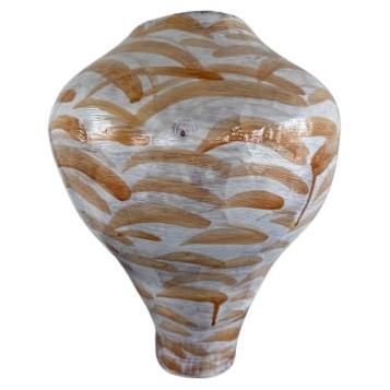 Essenz der Form Ockergelbe handgefertigte Vase von Onofrio Acone mit Pinselstrich im Angebot