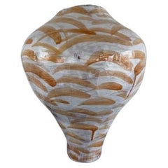 Essenz der Form Ockergelbe handgefertigte Vase von Onofrio Acone mit Pinselstrich