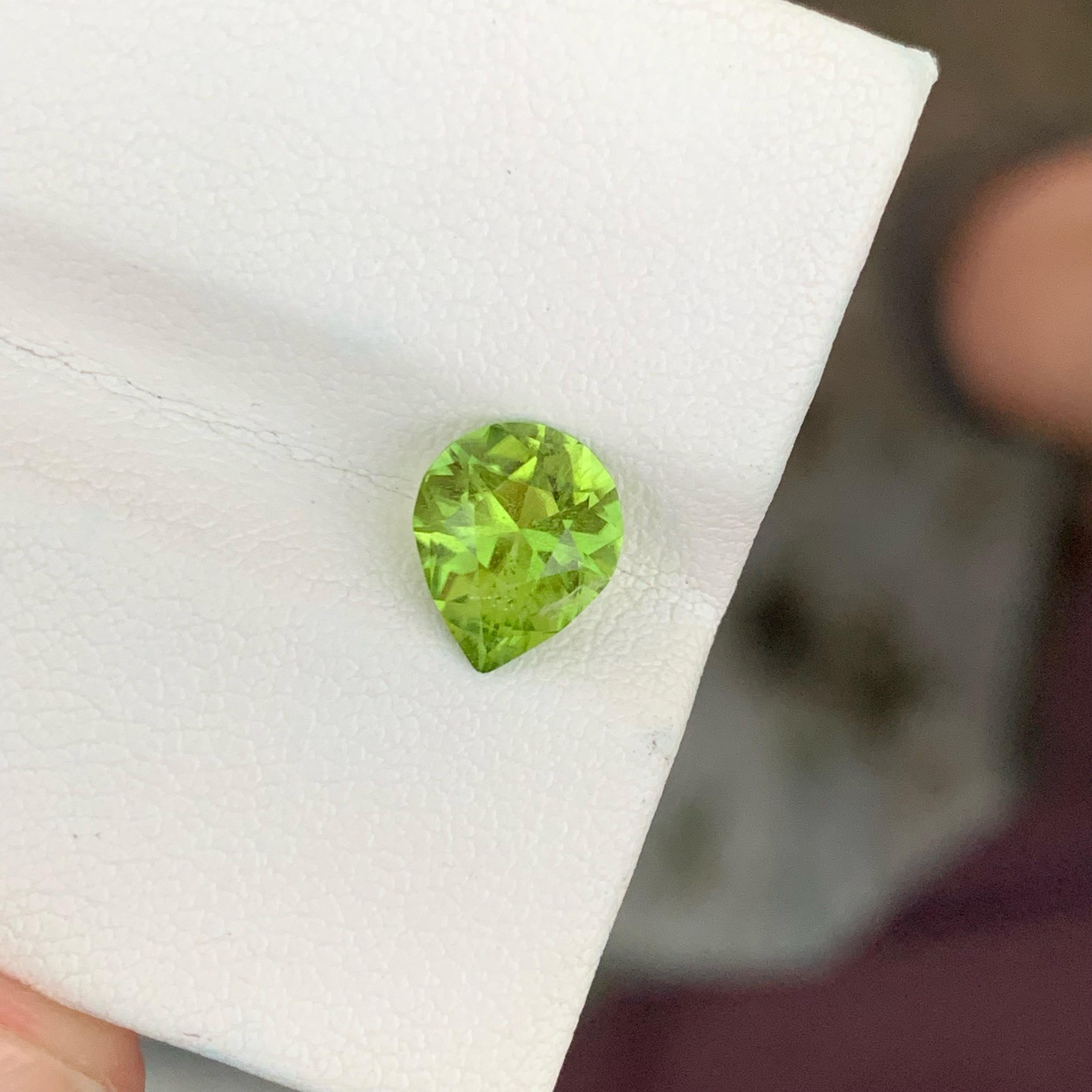 Essence of Green Peridot 1.70 carats Pear Cut Natural Loose Pakistani Gemstone In New Condition For Sale In Bangkok, TH