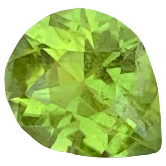 Éessence du péridot vert 1,70 carat, pierre naturelle pakistanaise non sertie taille poire en vente