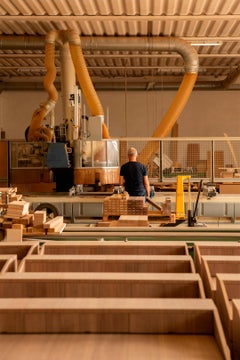 Letto Essentia in legno massello, noce con finitura naturale fatta a mano, contemporaneo