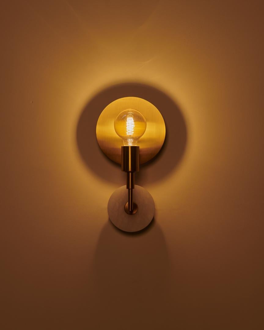 Mid-Century Modern Essential Elegant Italian wall sconce 'Vanessa', in satin brass and Alabaster en vente