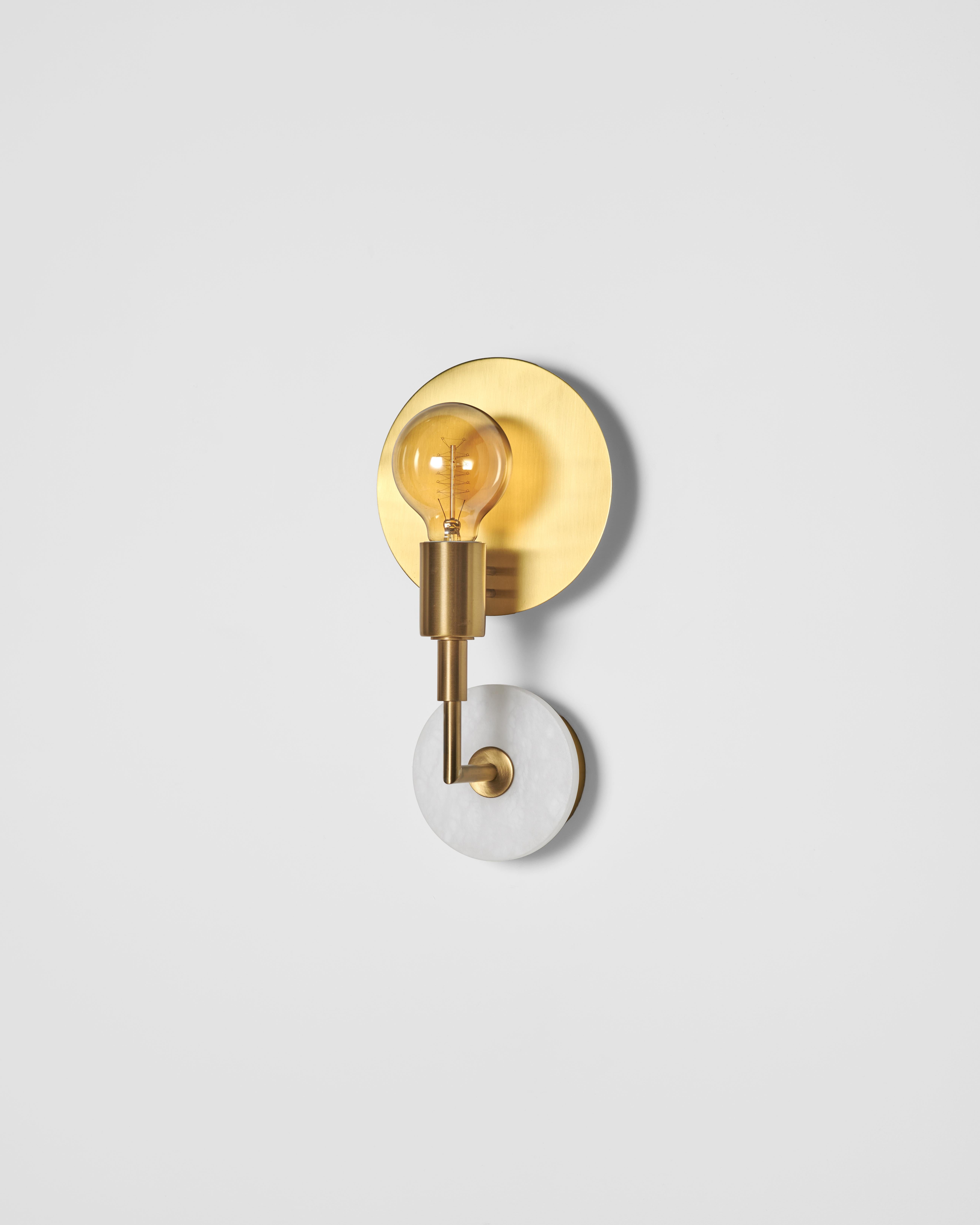 Galvanisé Essential Elegant Italian wall sconce 'Vanessa', in satin brass and Alabaster en vente