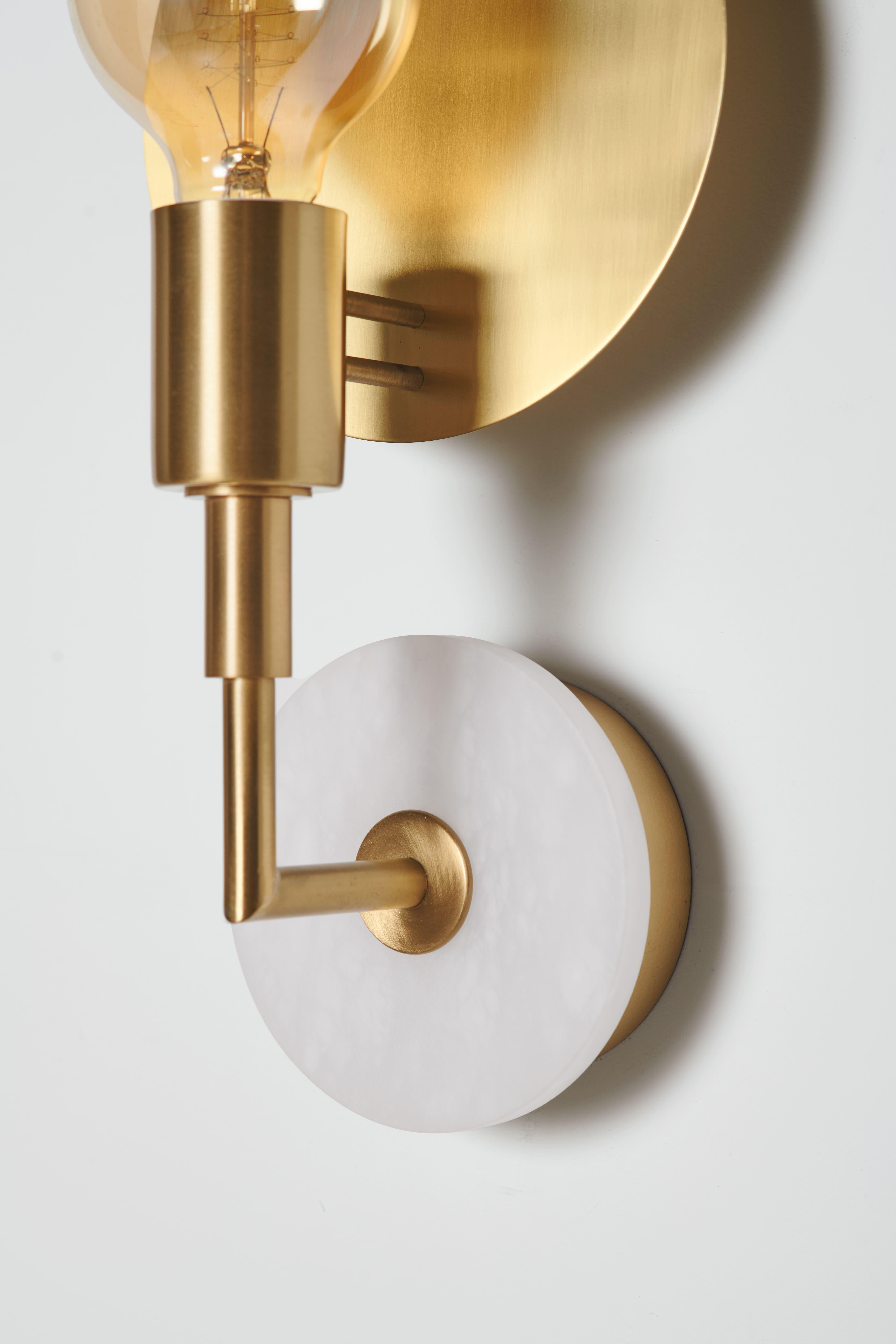 Essential Elegant Italian wall sconce 'Vanessa', in satin brass and Alabaster Neuf - En vente à Milano, IT