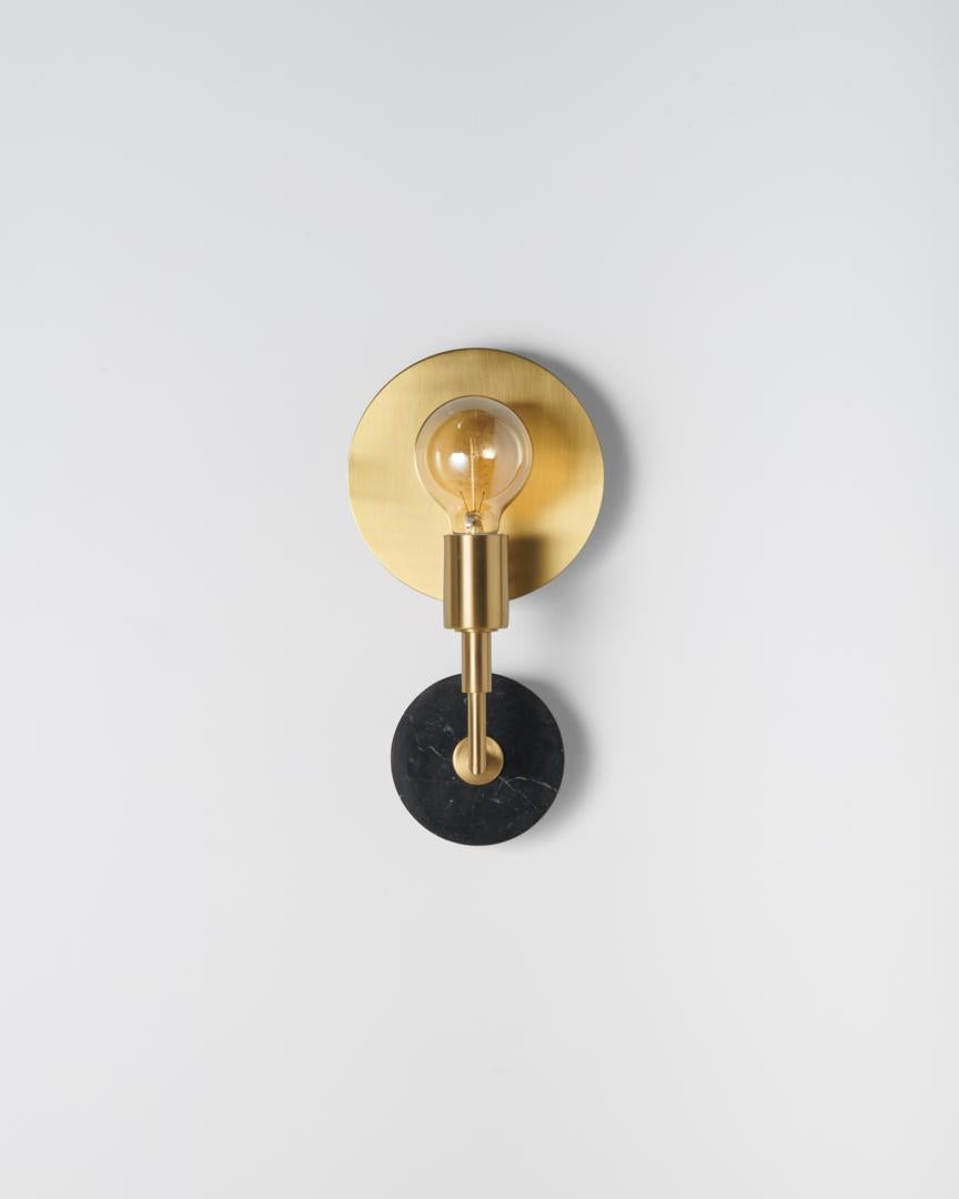 Esencial Elegante aplique italiano 'Vanessa', en latón satinado y mármol negro Moderno de mediados de siglo en venta