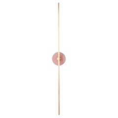 Lampada da parete Essential Grand Stick in ottone satinato e onice rosa di Matlight Milano
