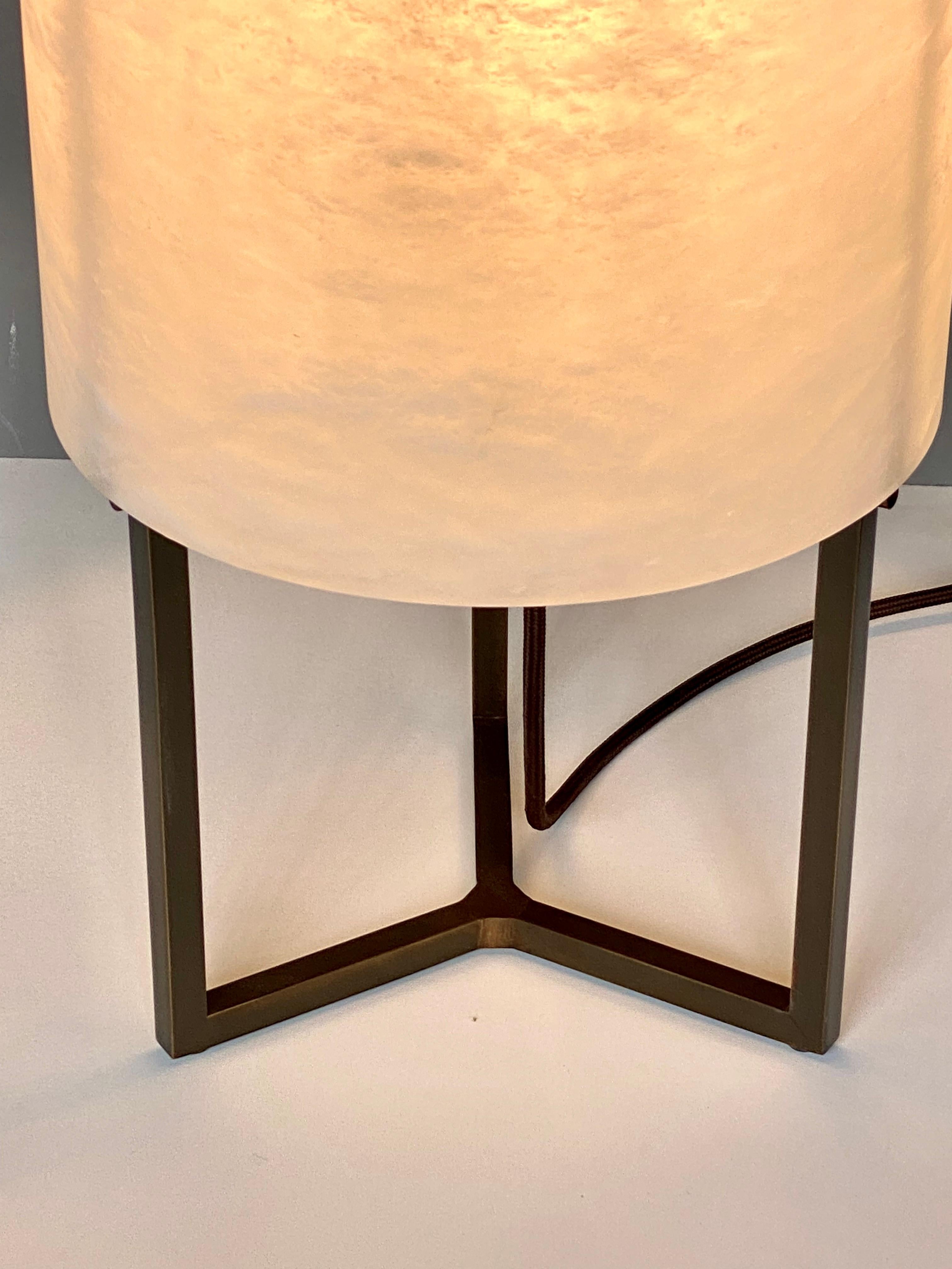 Brossé Essentiel lampadaire italien en albâtre avec structure en bronze en vente