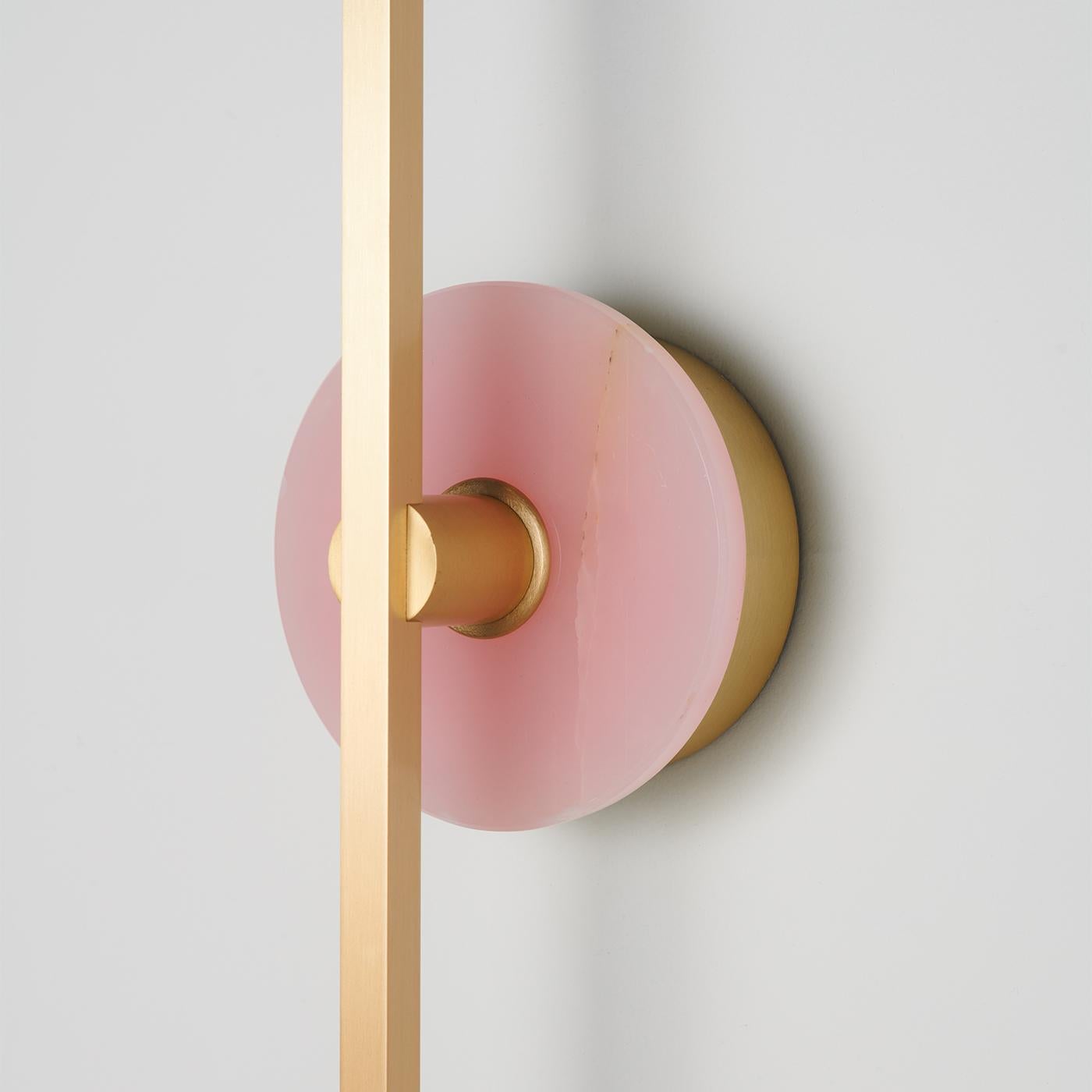 L'applique Stick combina il minimalismo dei sottili profili in ottone con la funzionalità e la potenza della tecnologia a led, offrendo una luce calda e diffusa. Il marmo, puro elemento decorativo, impreziosisce la struttura del prodotto con una
