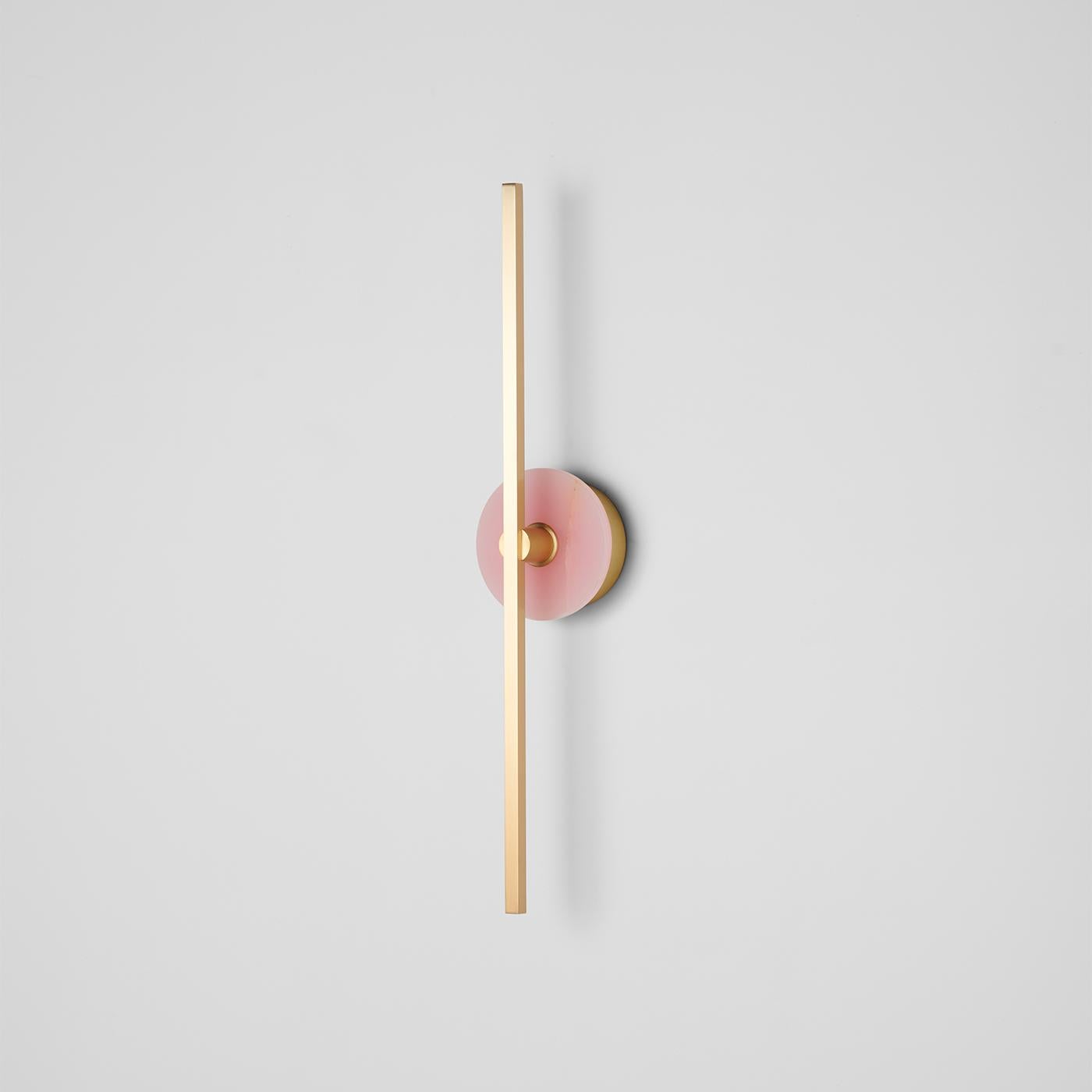 Italiano Lampada da parete Essential Stick in ottone satinato e onice rosa di Matlight in vendita