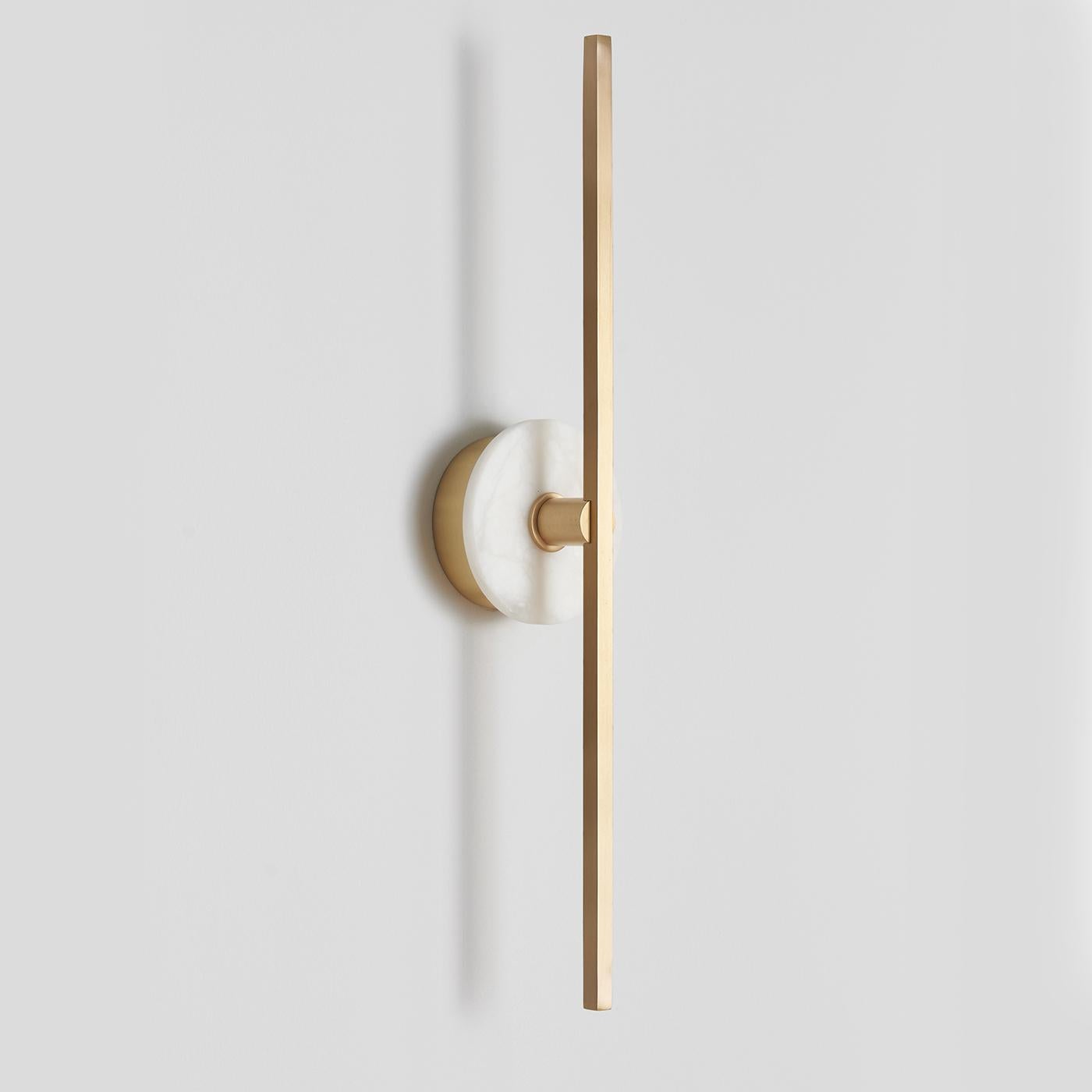 L'applique Stick combina il minimalismo dei sottili profili in ottone con la funzionalità e la potenza della tecnologia a led, offrendo una luce calda e diffusa. Il marmo, puro elemento decorativo, impreziosisce la struttura del prodotto con una