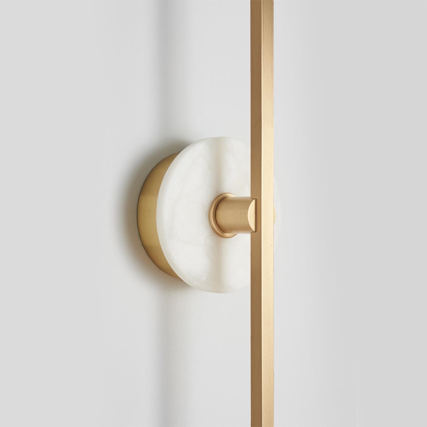 Italiano Essential Stick Applique in ottone satinato e marmo bianco di Matlight Milano in vendita