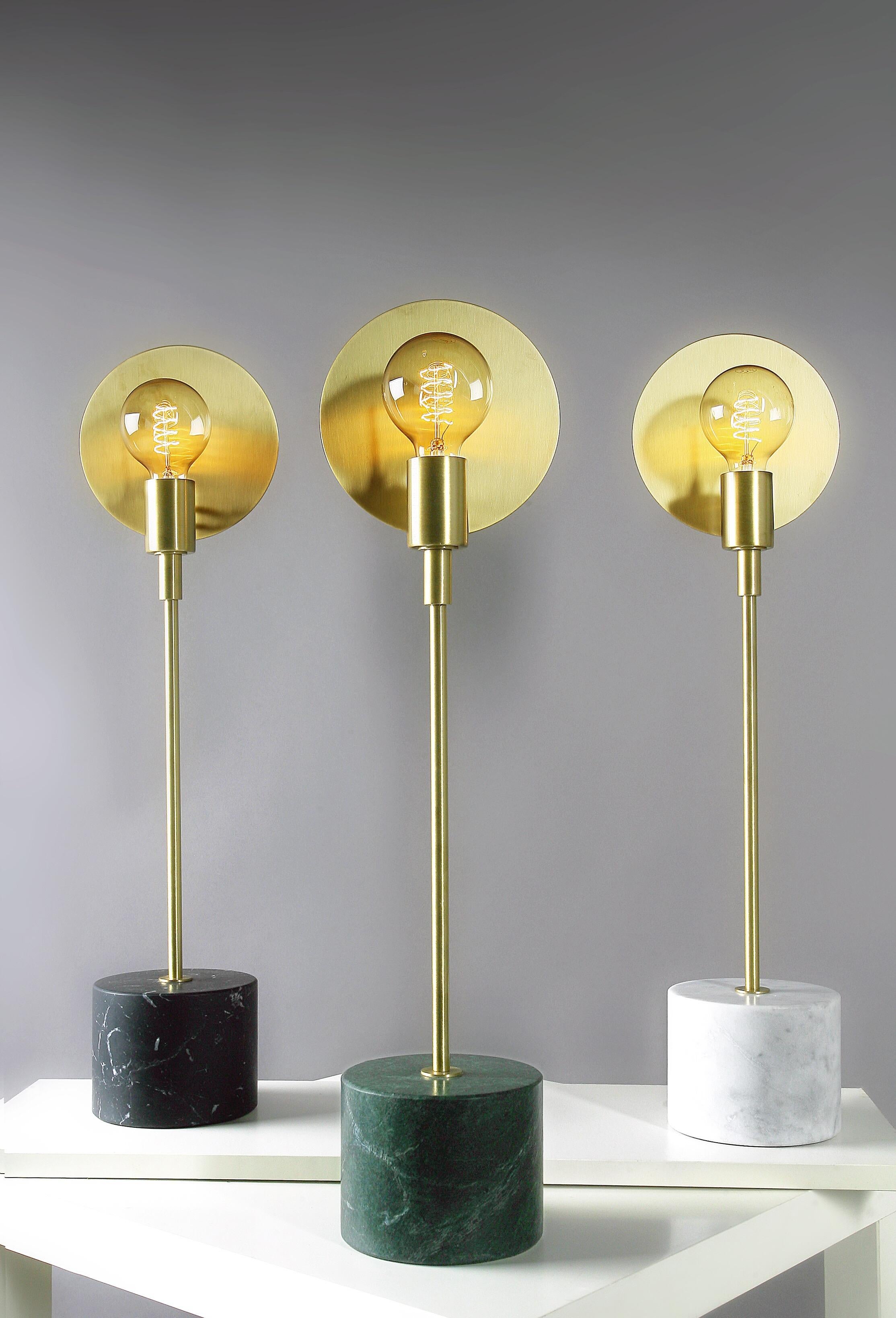The Vanessa Collection focuses on the linearity of shapes, using marble, with its veins, as a functional base. The structure of the lamp recalls in all elements the circle: the stem, but also the lampshade, which is represented by a simple satin