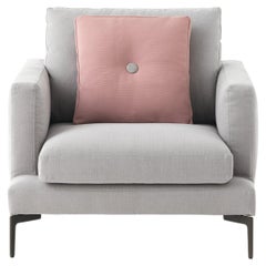 Petit fauteuil gris Essentiel Creta en tissu d'ameublement avec coussin rose, Sergio Bicego