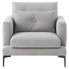 Sillón grande Essentiel con cojín en tapicería gris creta by Sergio Bicego