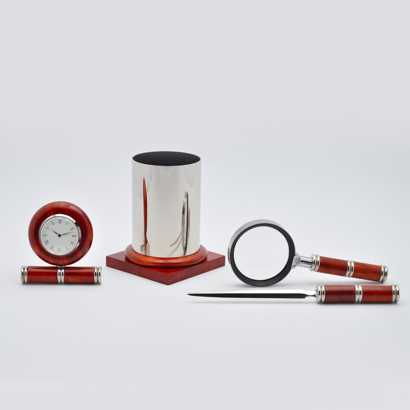 Cet ensemble d'accessoires de bureau sophistiqué, de la Collection S, est réalisé en ronce d'Erica, le bois précieux également utilisé pour la fabrication de pipes de luxe. Il s'agit d'une collection de luxe qui se distingue par sa ligne