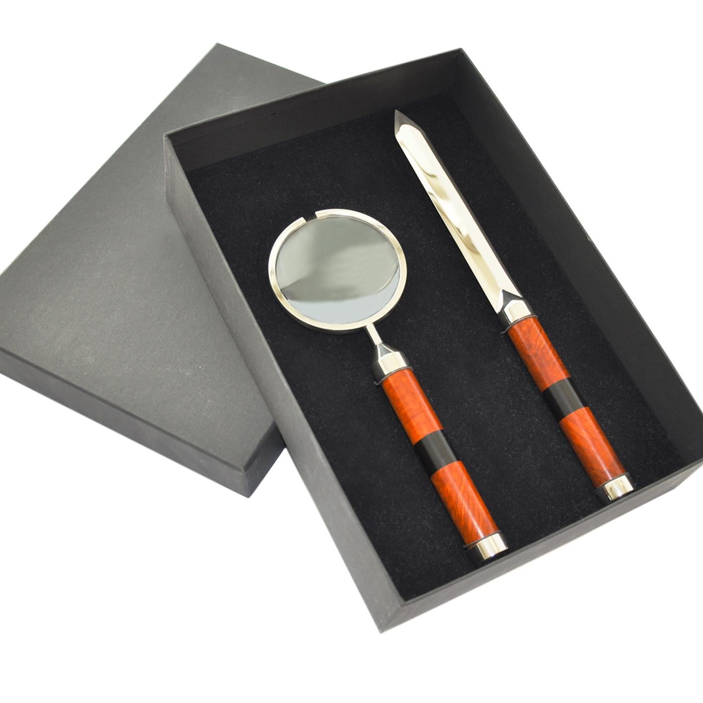 Elegant letter opener set having a sophisticated handle made of erica, the precious wood used to make luxury pipes, combined with an elegant and decorative element made of ebony wood. Letter opener and magnifying lens set distinguished by its