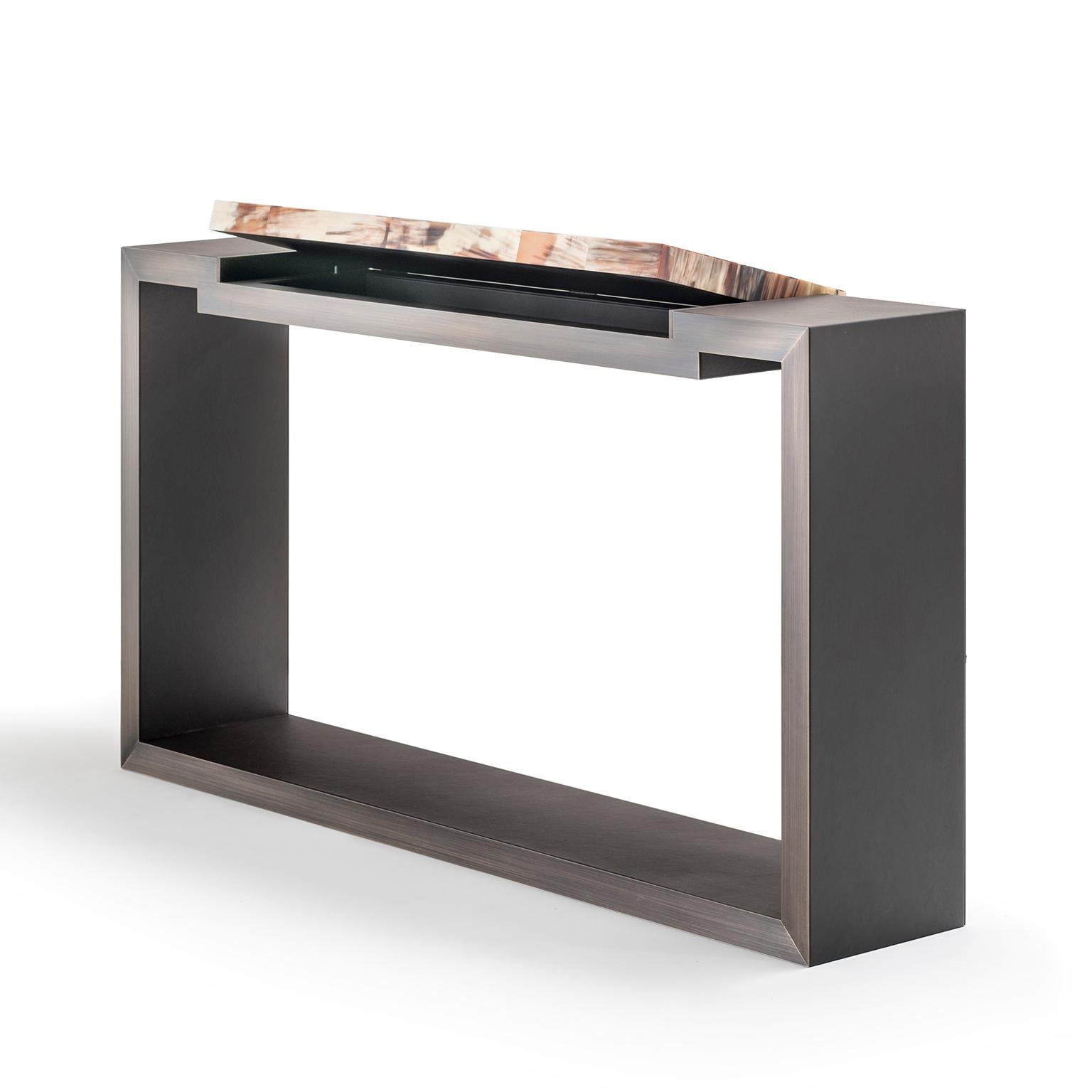 Functionality and aesthetics meld together in Essenziale console table, handcrafted of dark brown Tosca leather (cat. Super). Equipped with an elegant secretaire in Corno Italiano, boasting warm and inviting color tones with matte finish, the