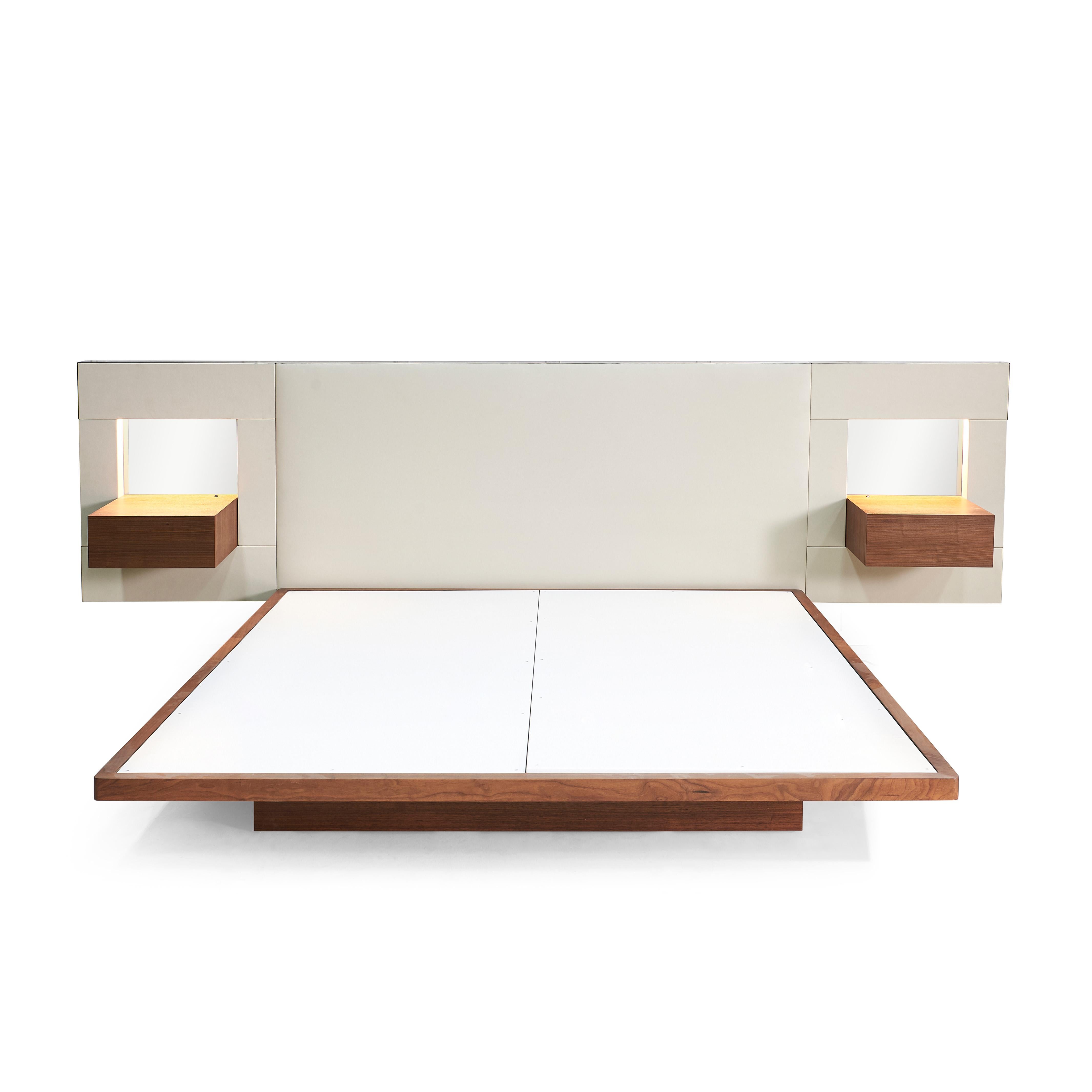 Essex-Bett, Leder-, Holz- und Spiegelbett mit optionaler Nachttischleuchte (King) (Metallarbeit) im Angebot