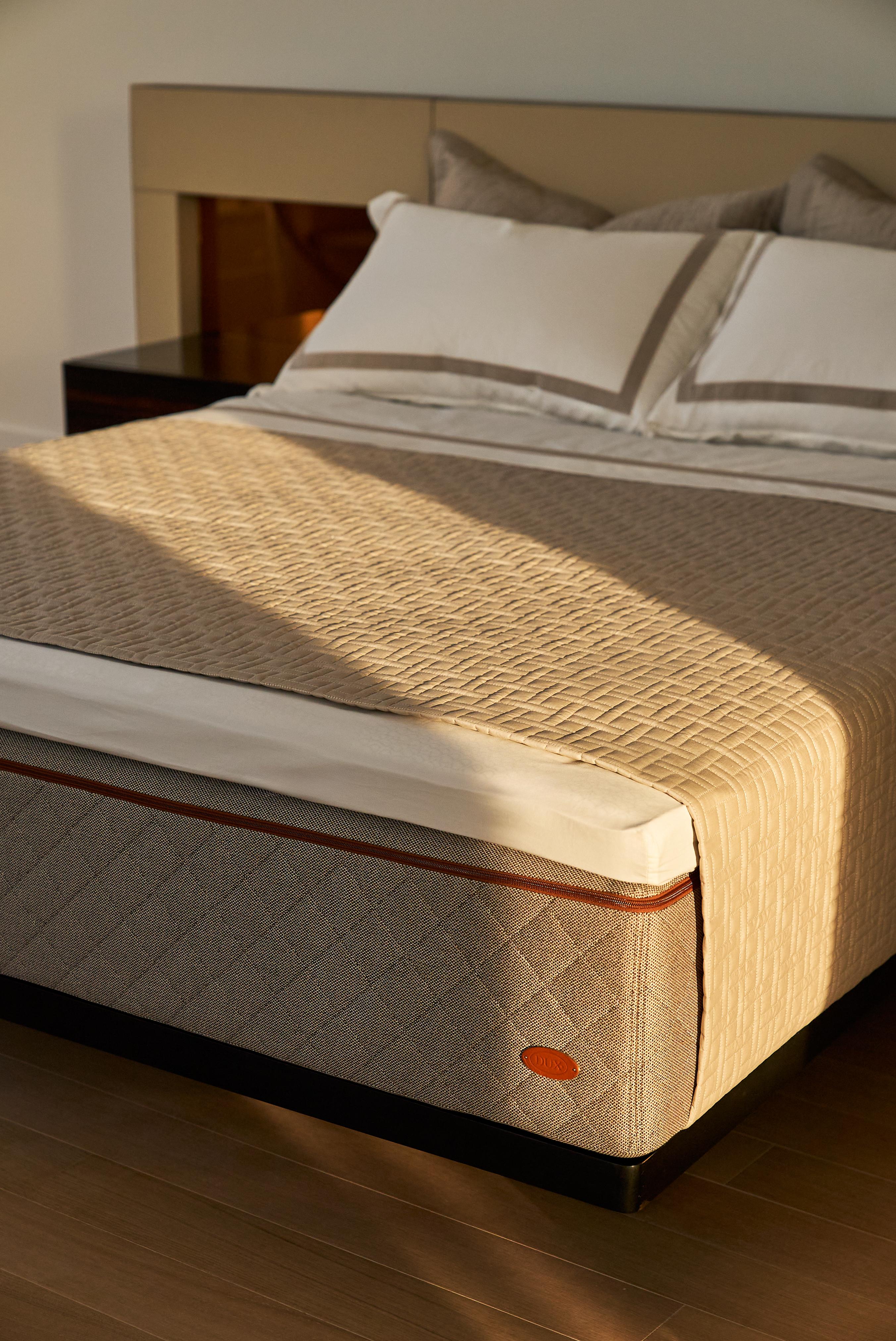 Essex-Bett, Leder-, Holz- und Spiegelbett mit optionaler Nachttischleuchte (King) im Angebot 2