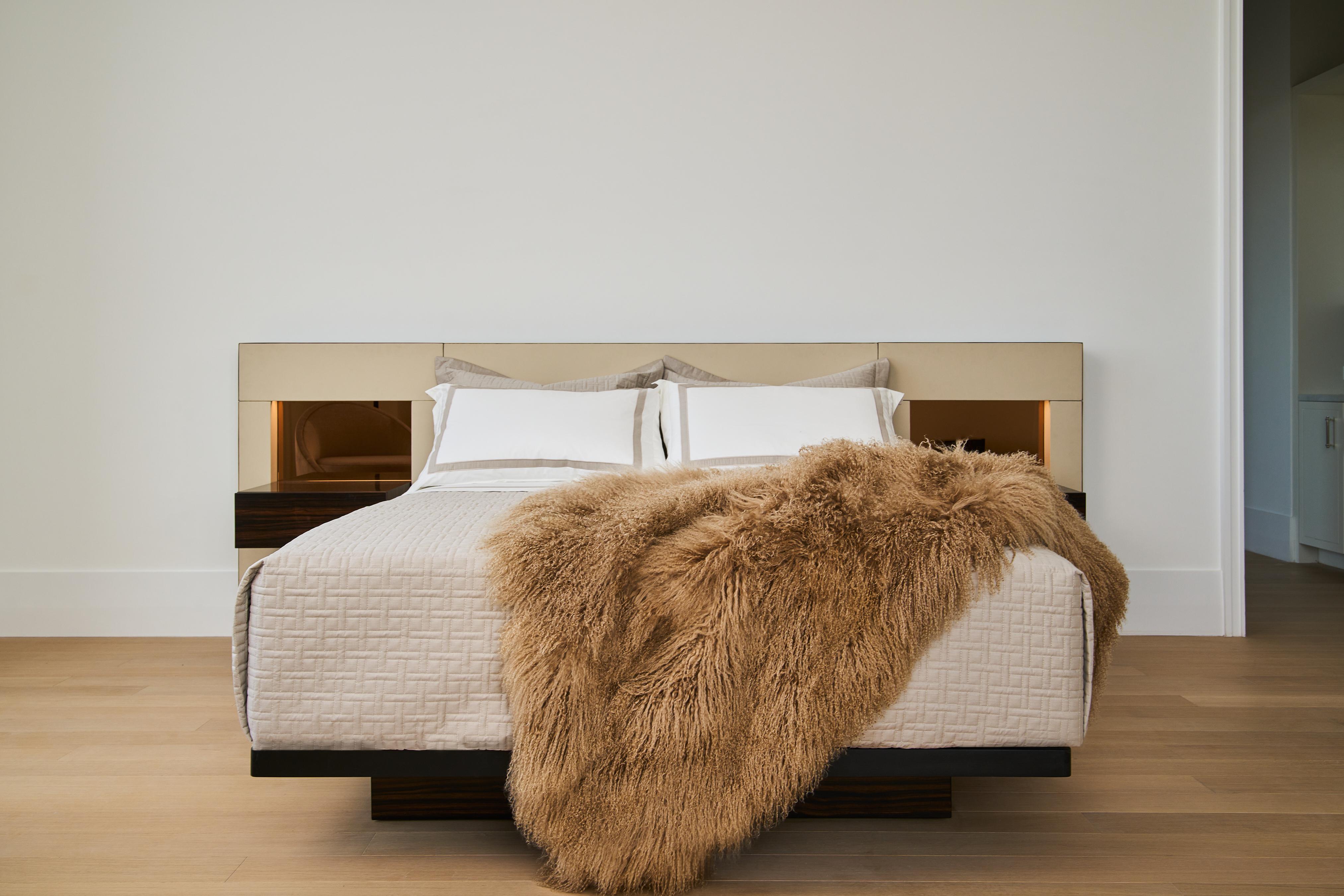 Essex-Bett, Leder-, Holz- und Spiegelbett mit optionaler Nachttischleuchte (King) (Metall) im Angebot
