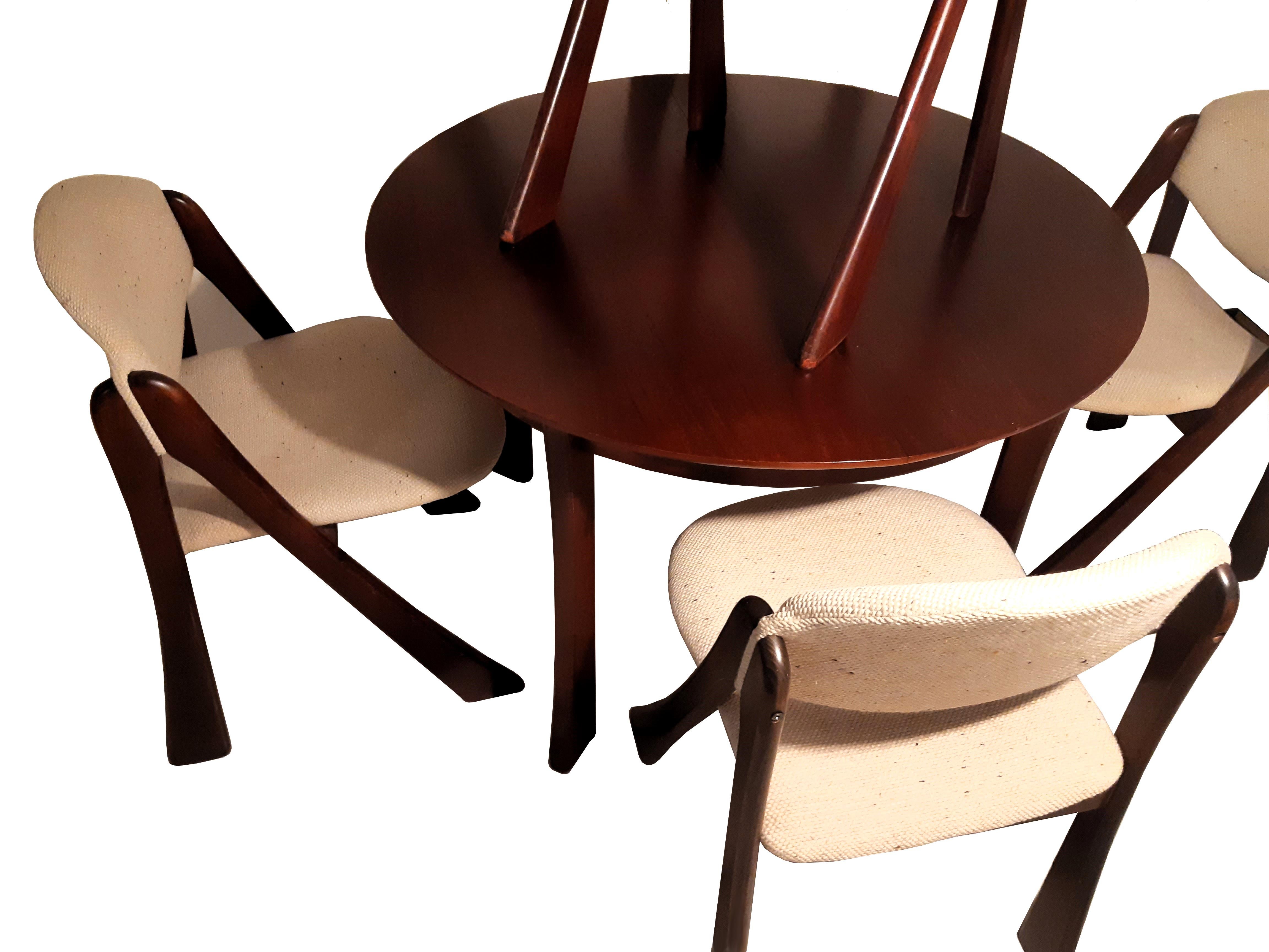 Ausziehbarer Esstisch mit gefalteter Einlegeplatte, dazugehörig 4 Stühle mit originalem Bouclé-Bezug.

Sehr guter originaler Erhaltungszustand, die Stühle mit leichten gebrauchsspuren im Fußbereich, der Tisch ohne Beschädigungen, Kratzern,