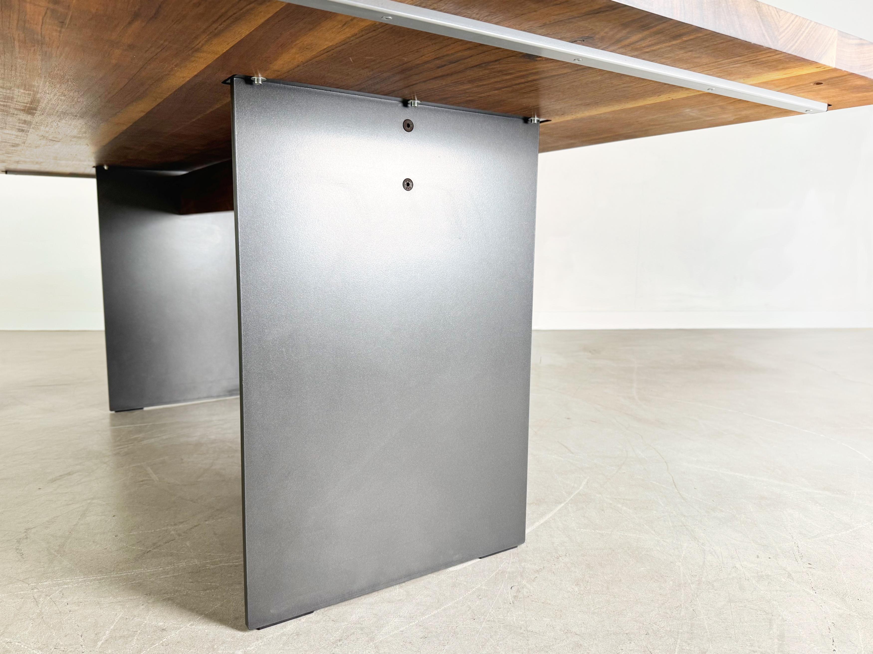 Esstisch + Bank SC 41 Janua Christian Seisenberger Nussbaum im Zustand „Gut“ im Angebot in Berlin, DE