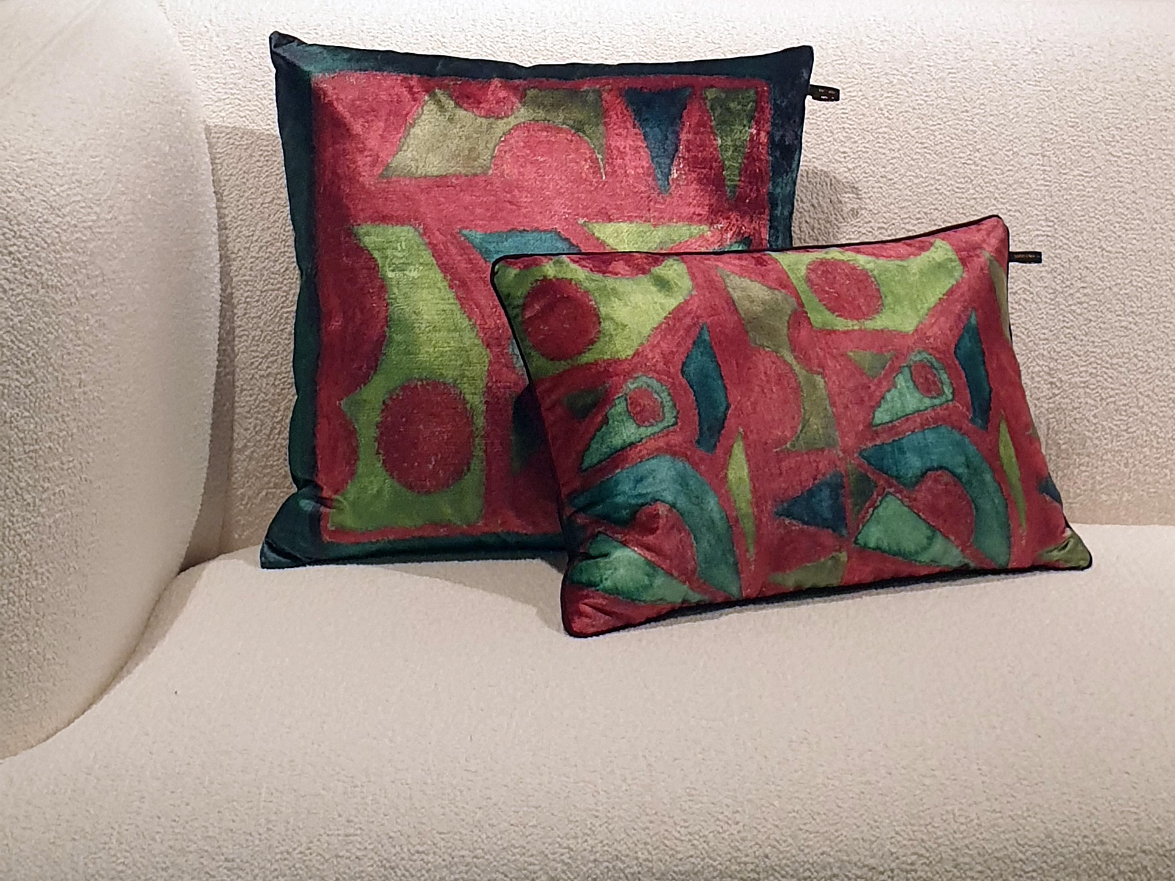 Chantal Keizer painted a number of ART works 
and transferred them to fabric in a limited collection. 
Of each work a maximum of 50 cushions 
are available worldwide.

The colours are deep greens and metallics, the backside is ruby red.

This design