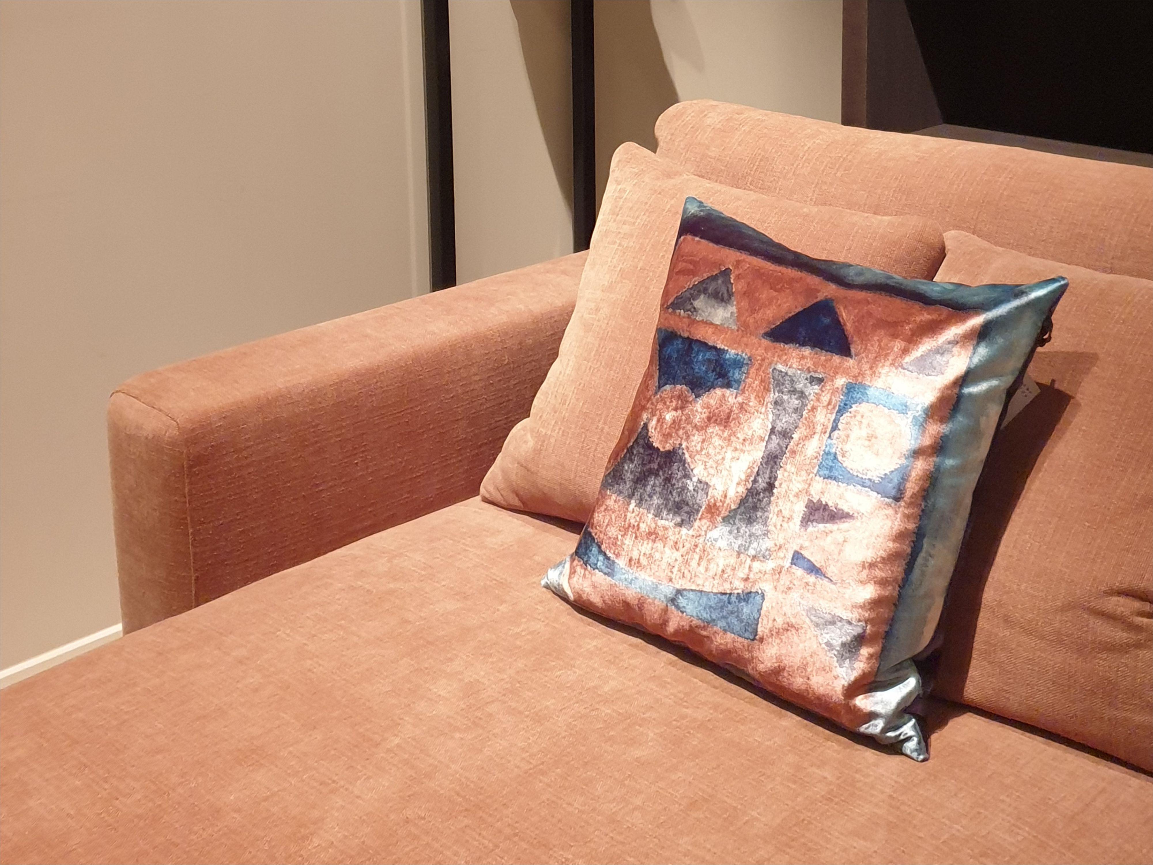 Chantal Keizer painted a number of works and transferred them to fabric in a limited Art collection. Of each work a maximum of 50 cushions 
are available worldwide. The ART collection contains 9 different pieces. The pillow has a luxurious look and