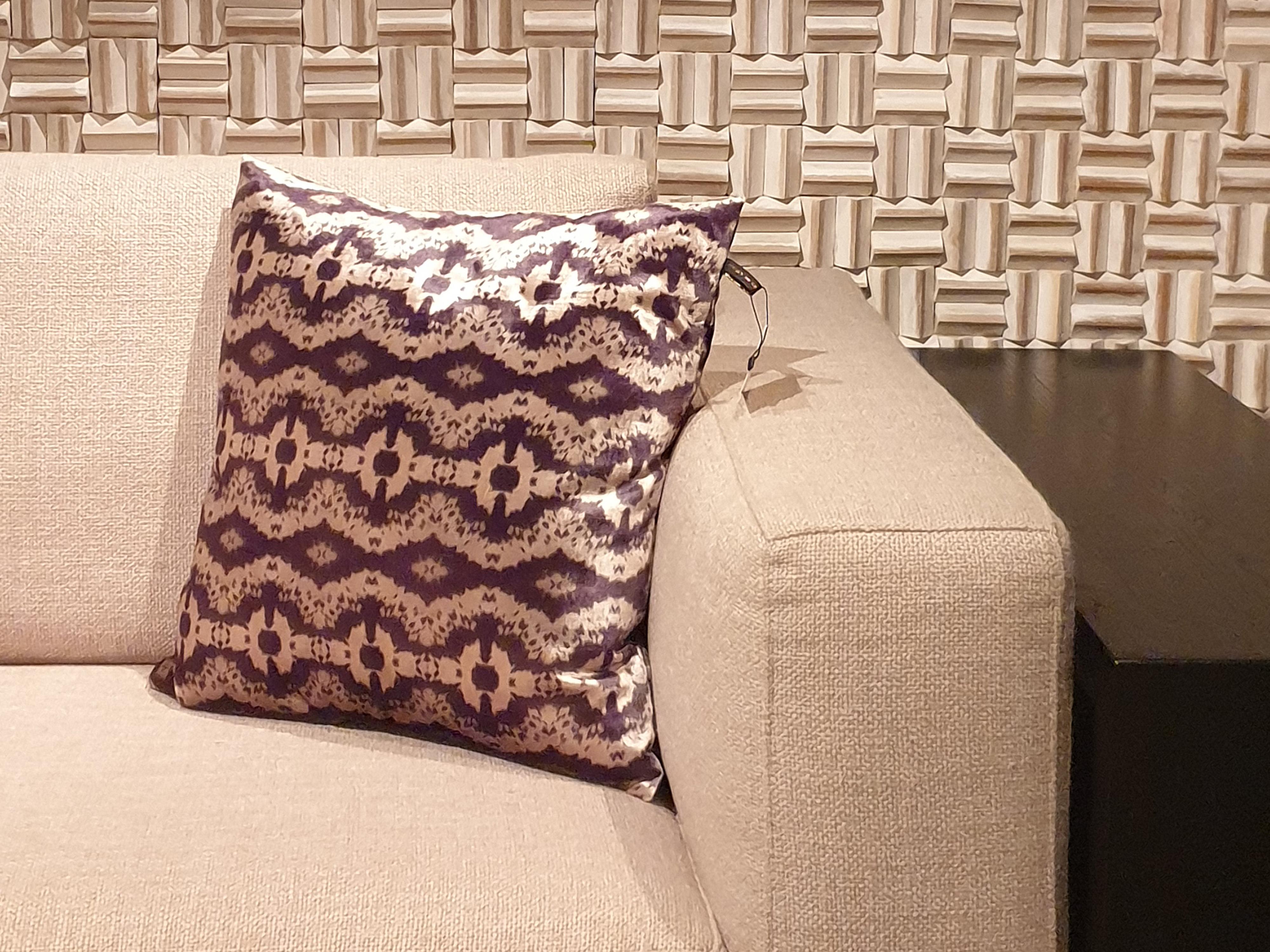 BF22 beige 
Ispirazione: Piume di uccelli trovate
Materiale: 100% Polyster Velours
Misura 50-50 cm  19-19 Pollici
Cuscino interno: piuma d'oca

Chantal Keizer, la fondatrice di EST1966, è un'artista di Amsterdam nota per le sue collezioni. Con