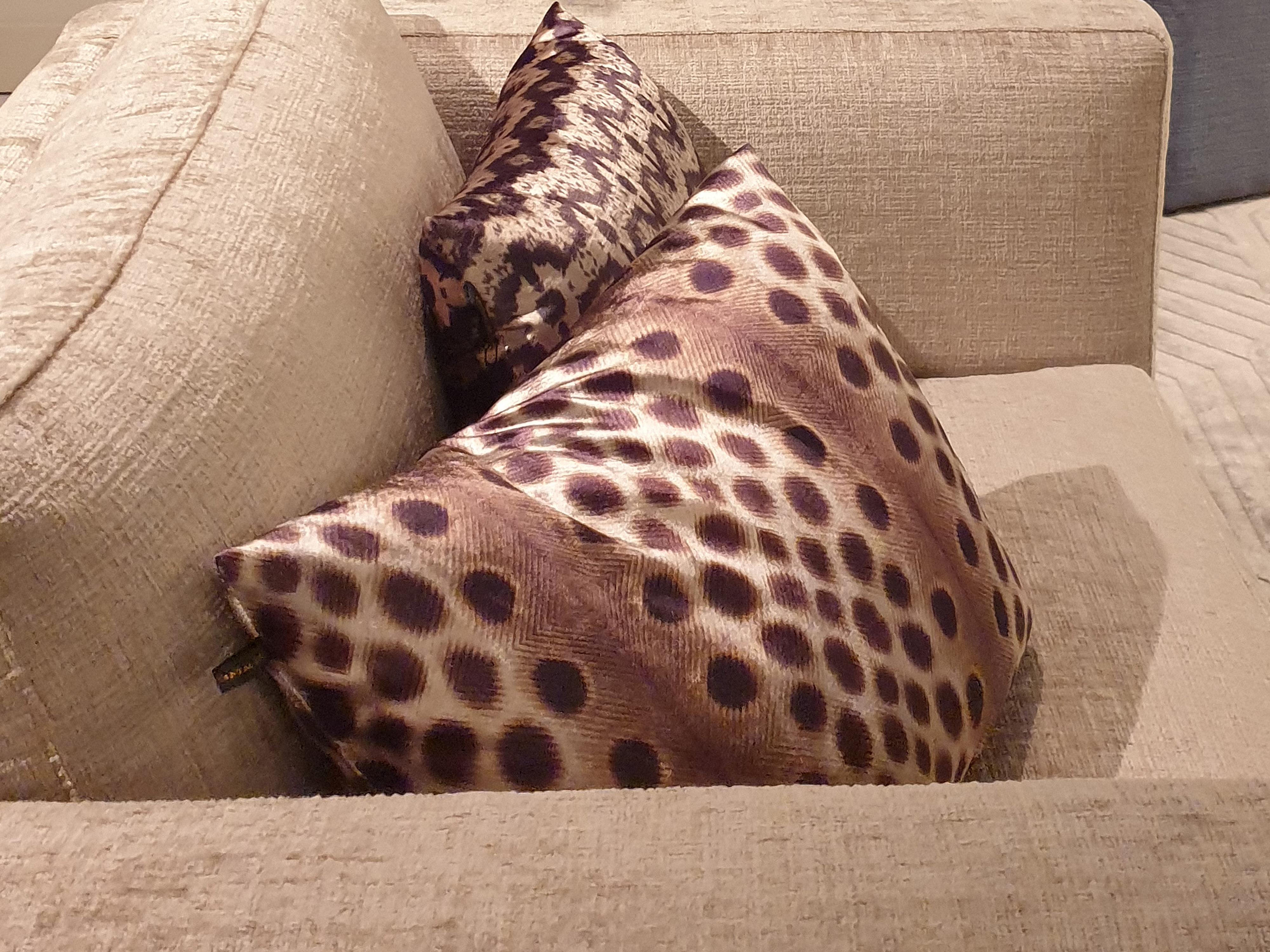 BF22 brown
Inspiration: Found Bird Feathers
Material: 100% Polyster Velours
Size 50-50 cm 19-19 Inch
Inner Pillow : down feathers

Chantal Keizer, the founder of EST1966, is an Amsterdam-based artist known for her collecties. With a focus on