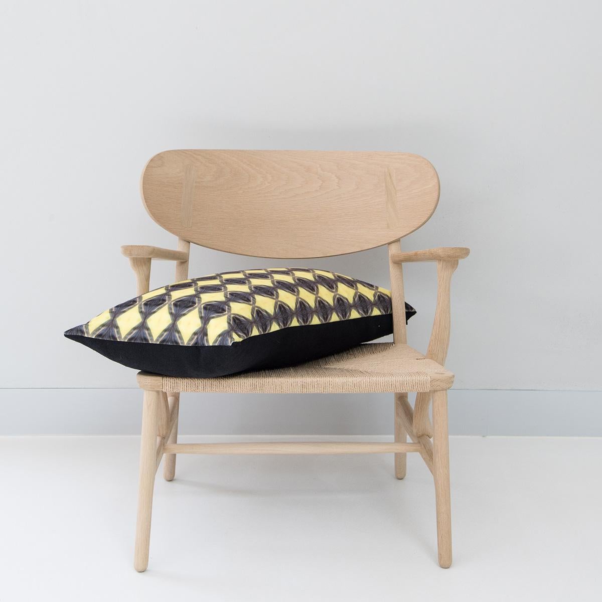 EST1966 No.3L
Ispirazione: archivio dell'erbario delle piante
Dettaglio particolare; la pianta è stata trovata nel 1985 nei Paesi Bassi.
Materiale: 100% Polyster Velours
Taglia 50-50 cm 19-19 pollici
Cuscino interno: piuma d'oca

Chantal