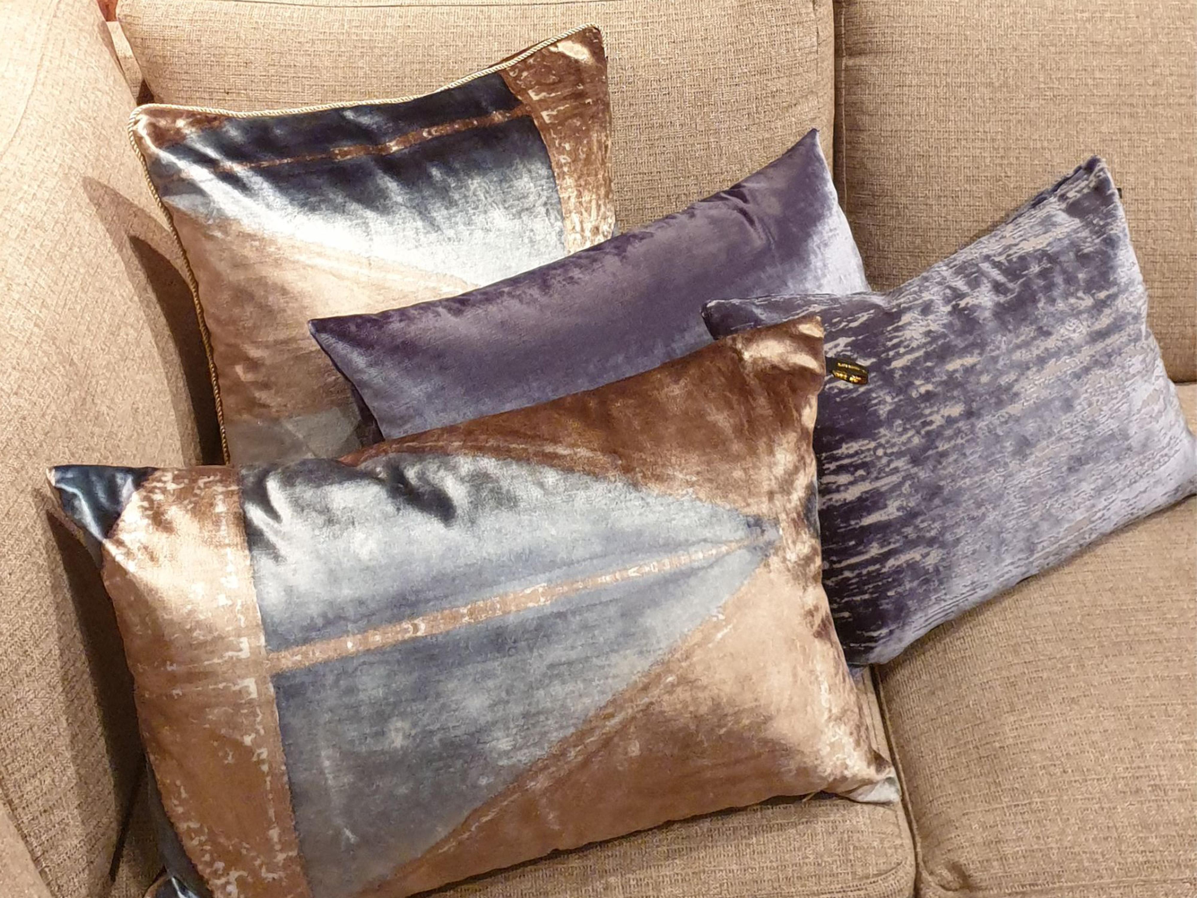 Chantal Keizer, the founder of EST1966, is an Amsterdam-based artist known for her handpainted throw cushions. With a focus on high-end quality and unique Dutch design, EST1966 offers a diverse collection featuring several styles.
Chantal Keizer