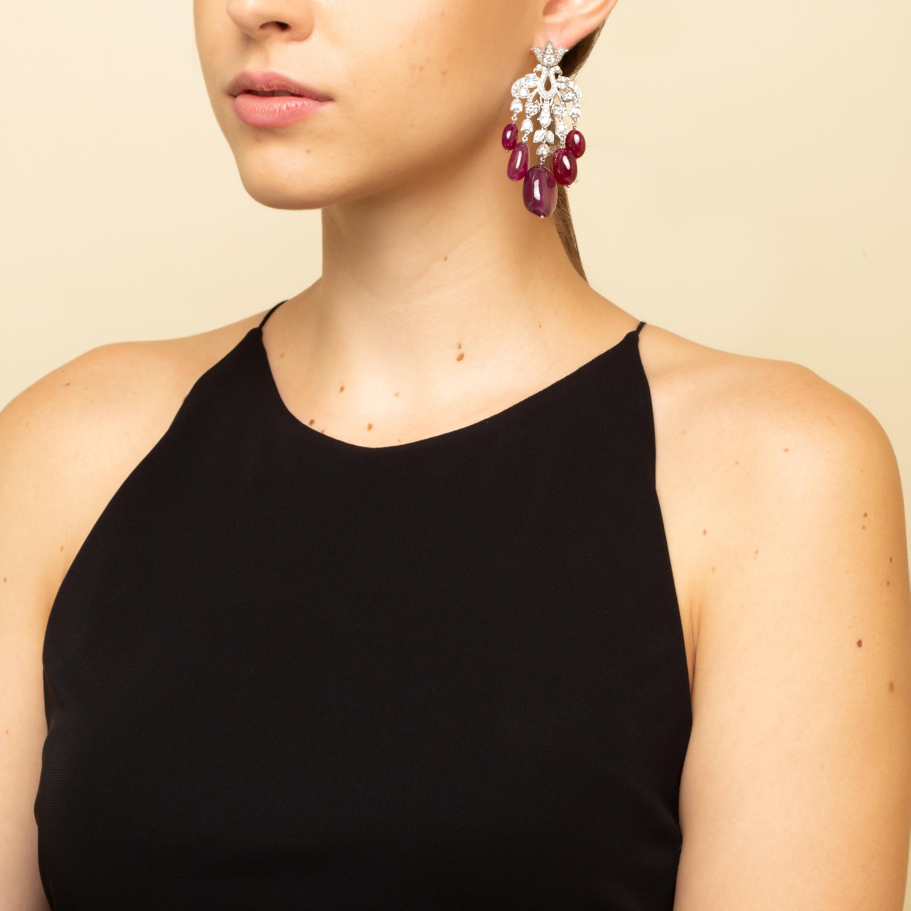 Contemporain Boucles d'oreilles Bheruṇḍa en or 18 carats avec diamants et rubis en vente