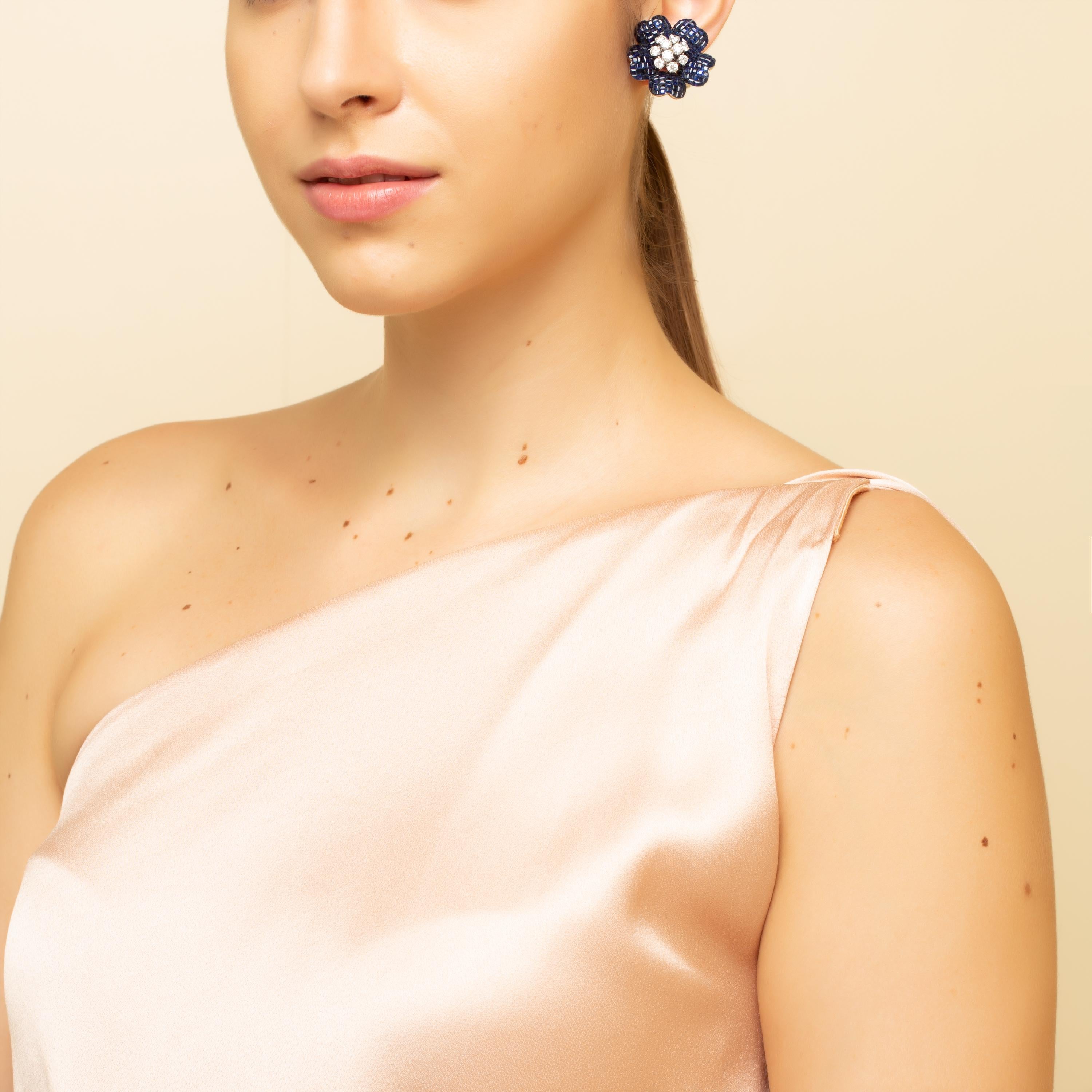 Boucles d'oreilles fleur de hibiscus en saphir bleu 

26,25 carats de saphirs bleus sertis invisibles et 3,18 carats de diamants sertis dans de l'or 14kt.  

Livraison gratuite dans le monde entier