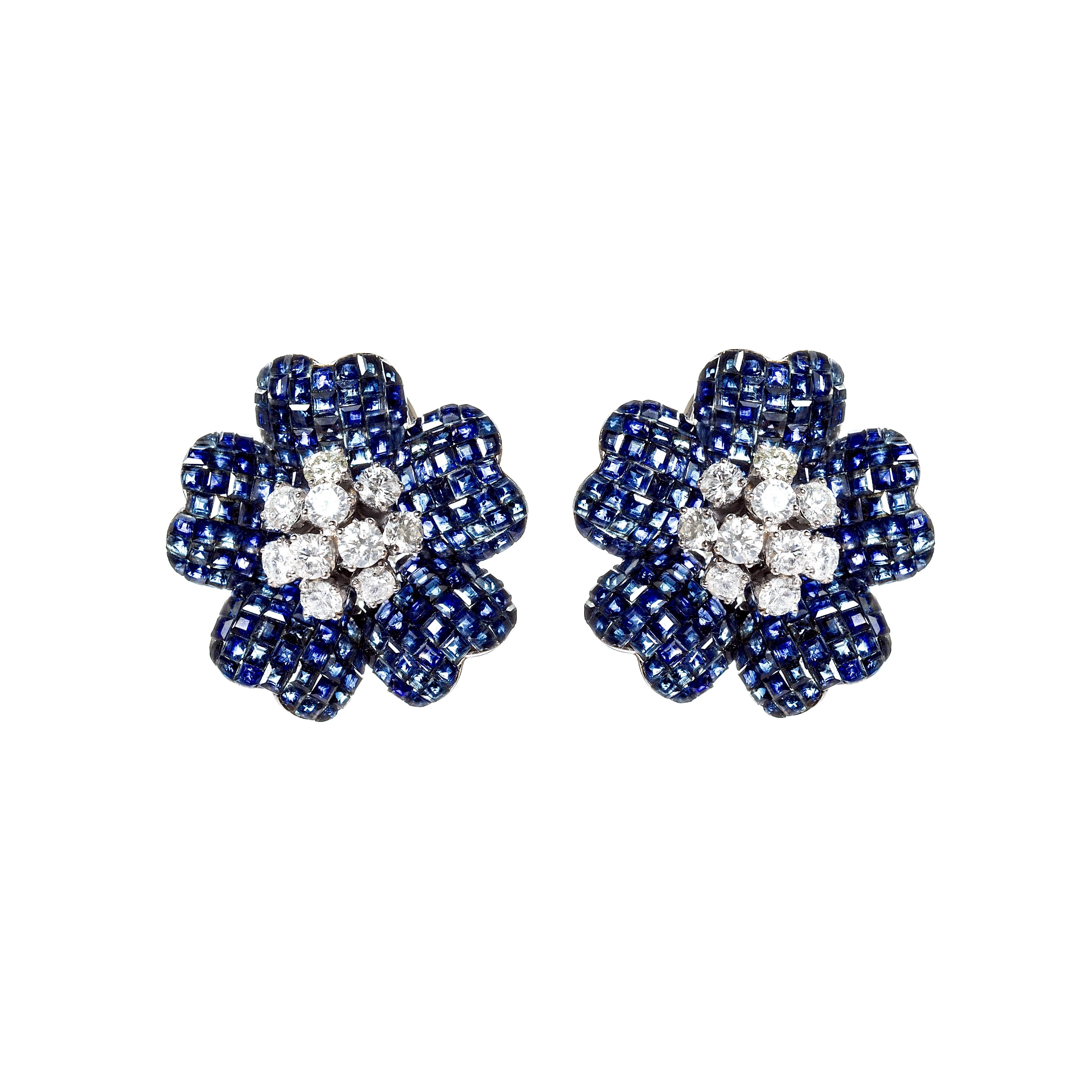 Blaue blaue Saphir-Hibiskusblumen-Ohrringe mit Diamanten aus 14 Karat Gold (Zeitgenössisch) im Angebot