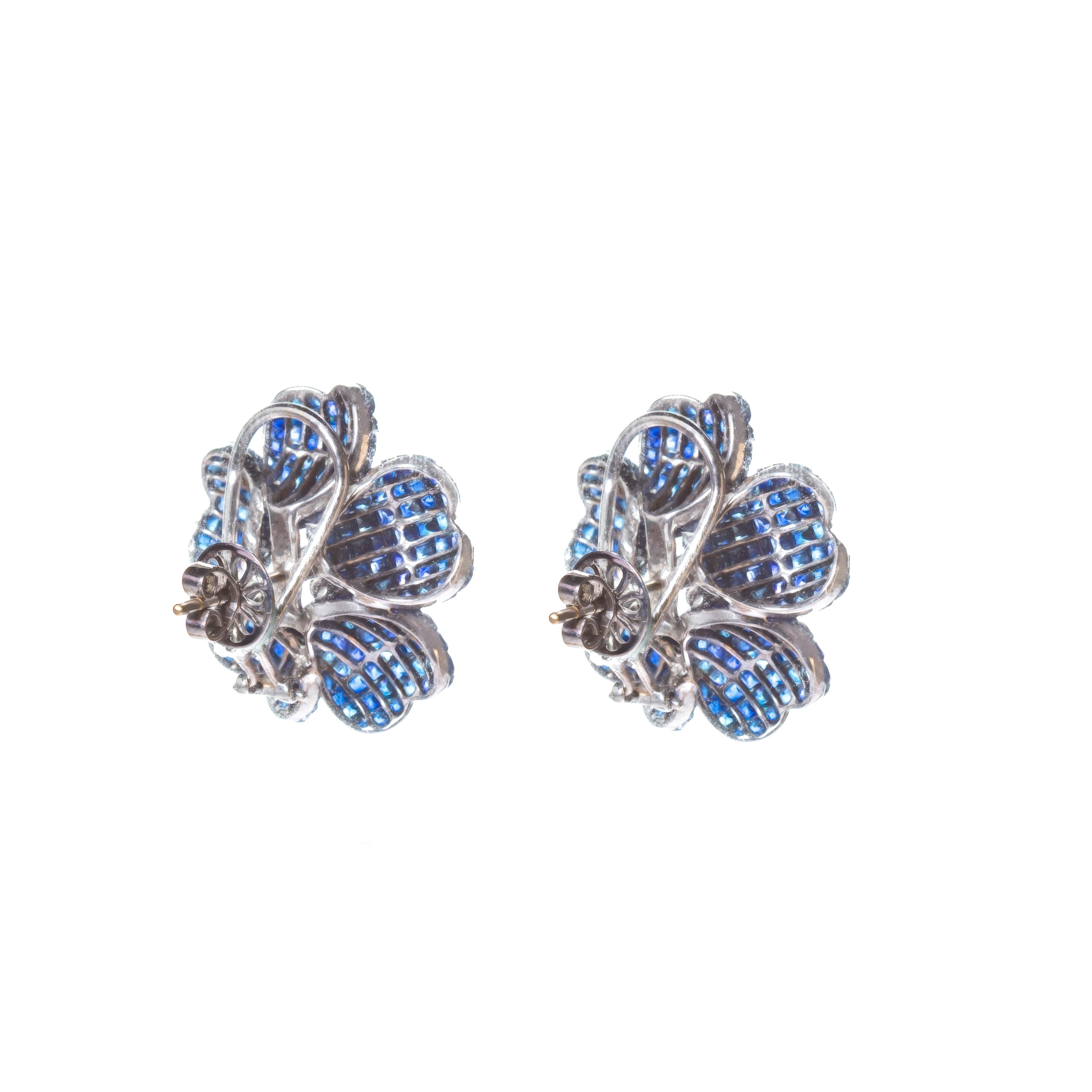 Taille brillant Boucles d'oreilles fleur de hibiscus en or 14 carats, saphir bleu et diamants en vente