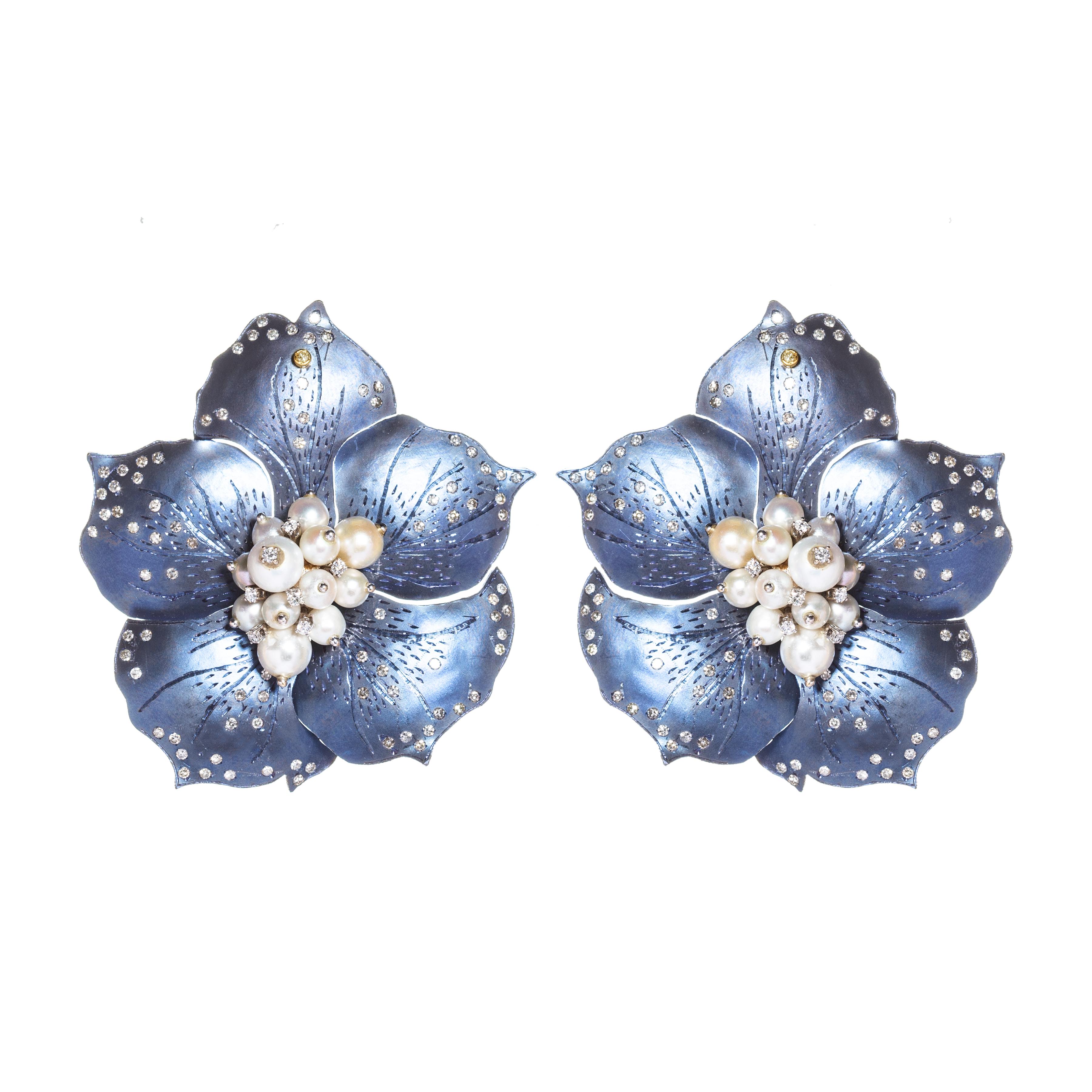 Blaue blaue Titanblumen-Ohrringe mit Diamanten und Perlen (Brillantschliff) im Angebot