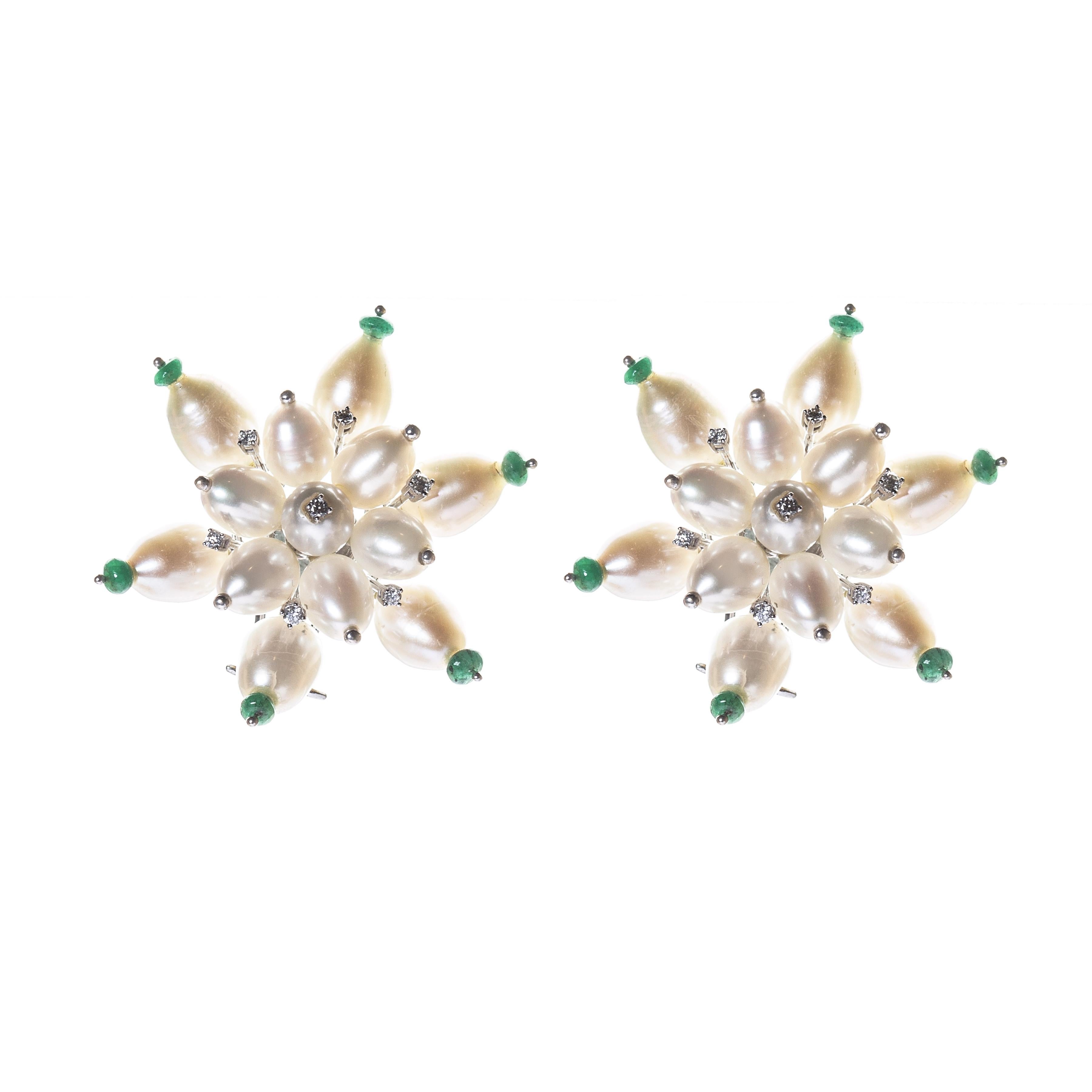 Moon Burst-Ohrringe aus 18 Karat Gold mit Perlen, Smaragden und Diamanten (Zeitgenössisch) im Angebot