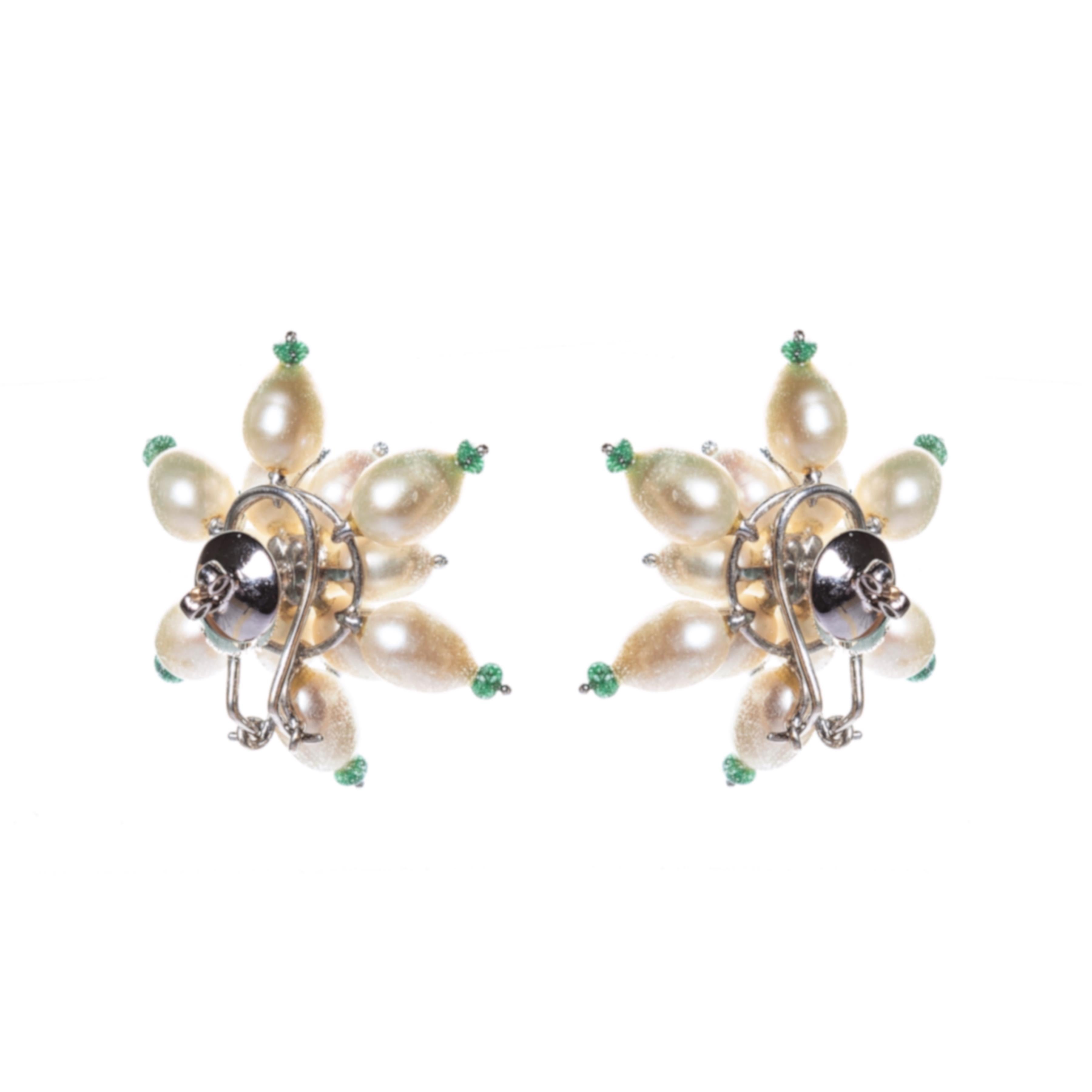Moon Burst-Ohrringe aus 18 Karat Gold mit Perlen, Smaragden und Diamanten (Brillantschliff) im Angebot