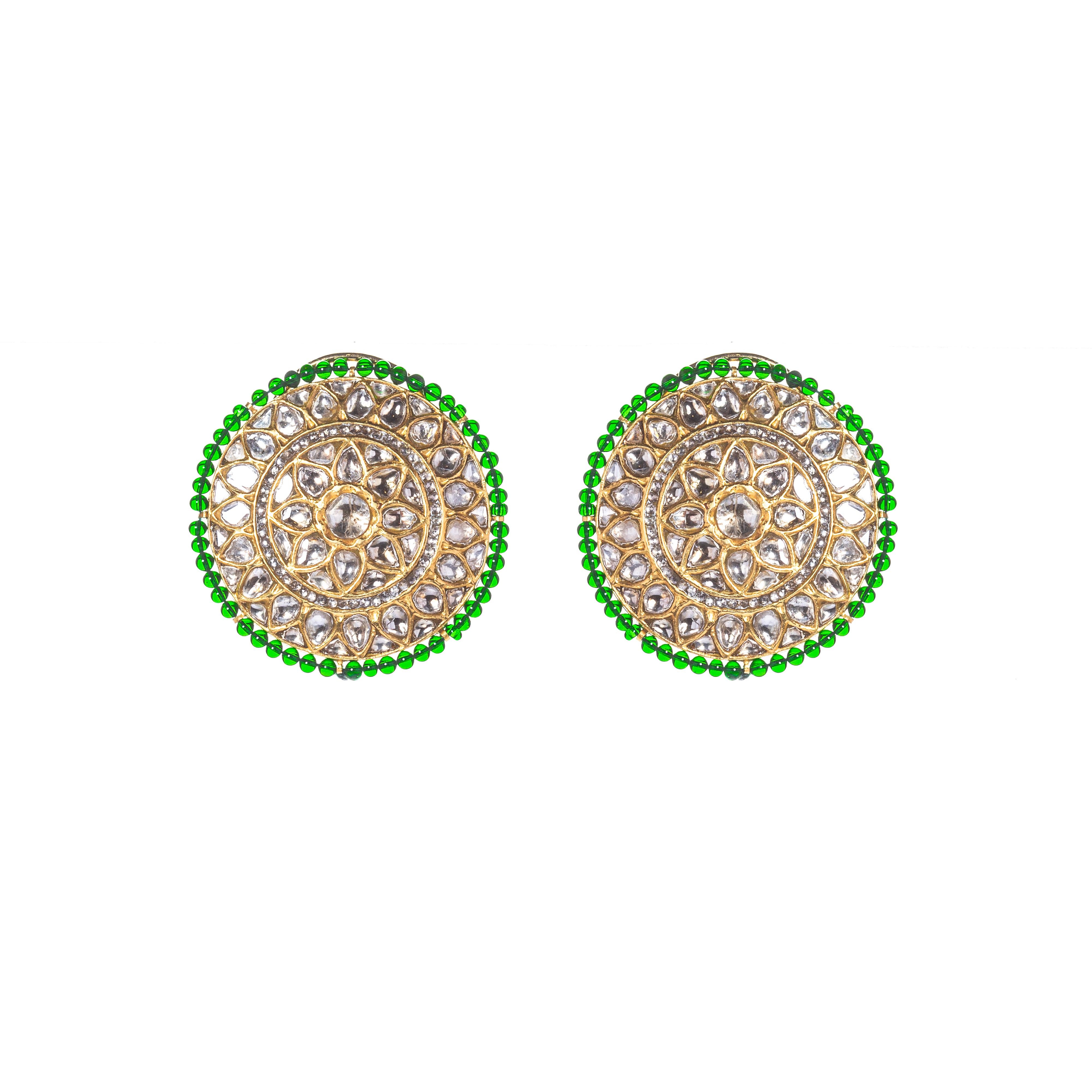 Contemporain Boucles d'oreilles en forme de disque en or jaune 18 carats et diamants non taillés en vente