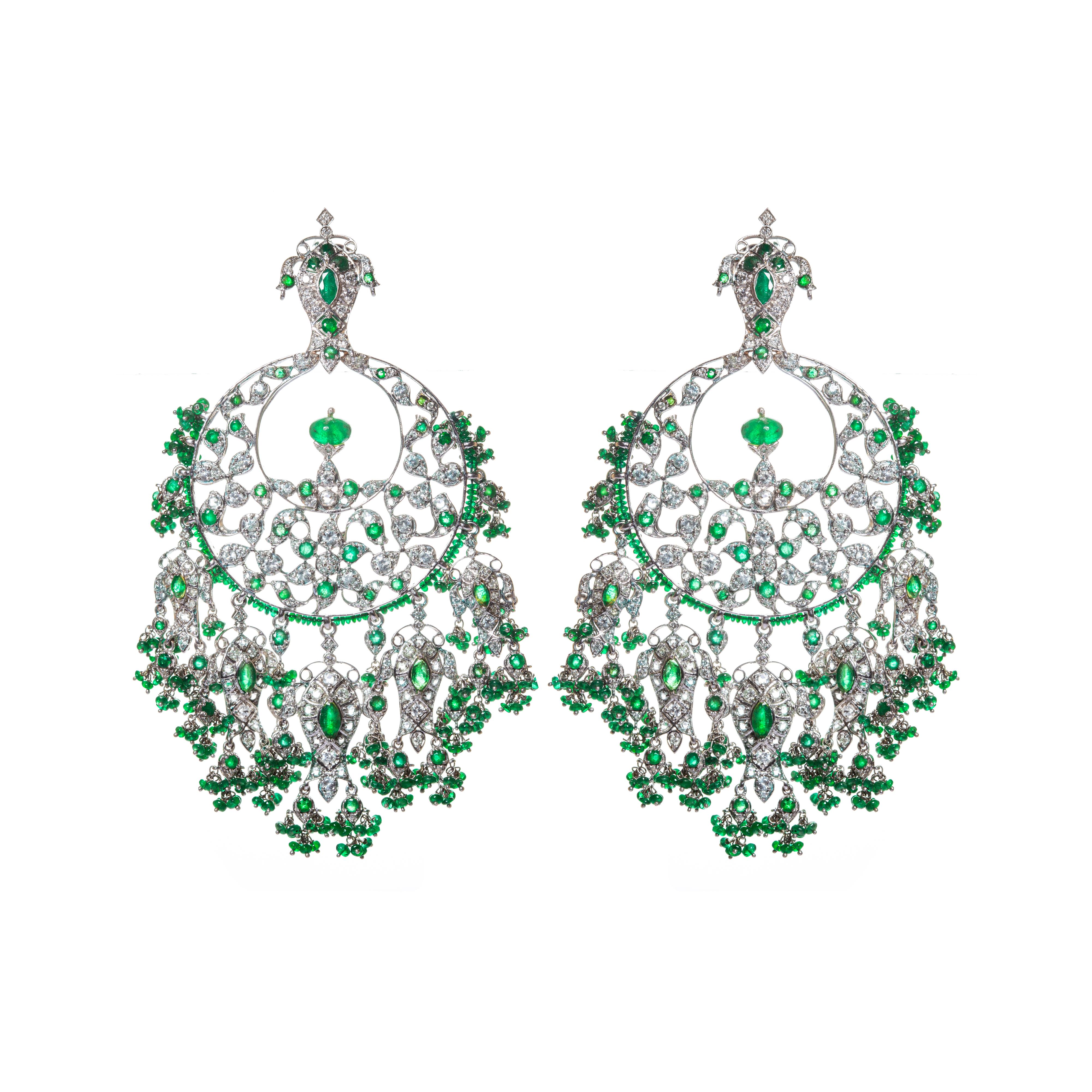 KimK Smaragd-Ohrringe mit Diamanten und weißen Saphiren im Zustand „Neu“ im Angebot in Mumbai, IN