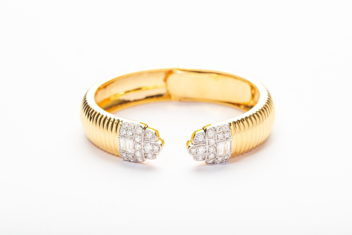 Contemporary Mathematical Decoration 18 Karat Yellow Gold Bracelet Set with Diamonds For Sale