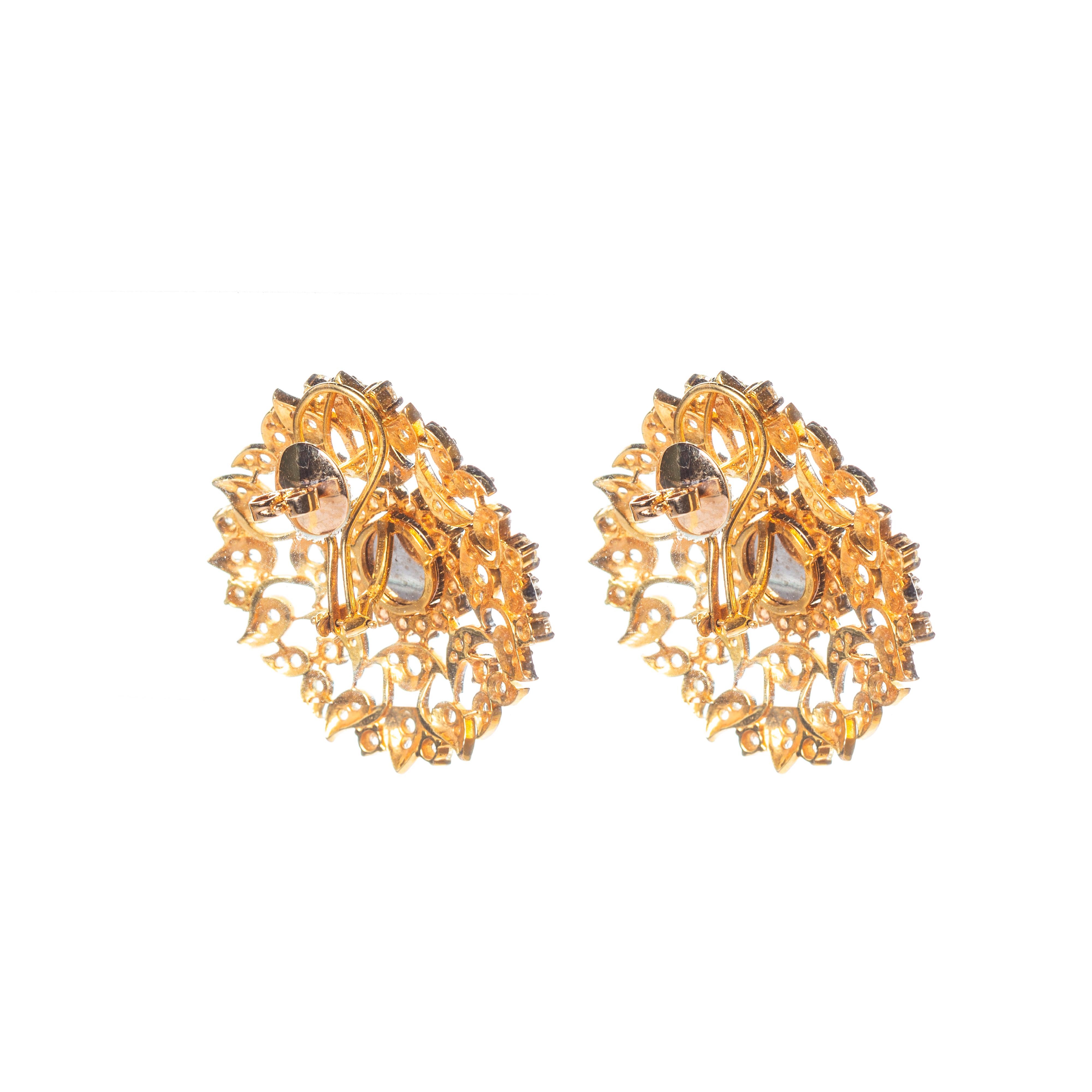 Taille rose Boucles d'oreilles Mogul en or 18 carats avec diamants brillants, taille rose et non taillés en vente